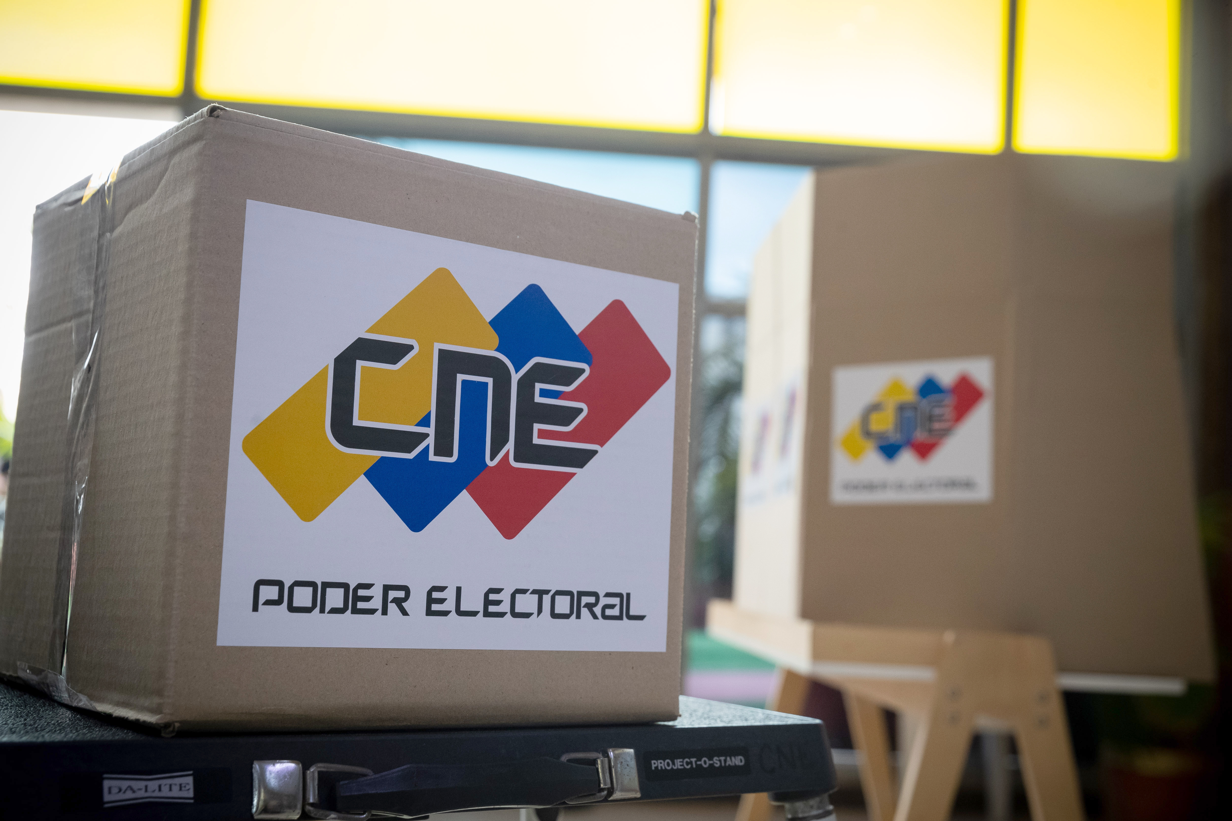 AME8623. CARACAS (VENEZUELA), 19/04/2024.- Fotografía que muestra una urna electoral en la sede del Consejo Nacional Electoral (CNE), el 17 de abril de 2024, en Caracas (Venezuela). A 100 días de las elecciones presidenciales en Venezuela, la oposición mayoritaria intenta escoger un candidato de coalición que se enfrente en las urnas a Nicolás Maduro, que buscará su tercer mandato, mientras sigue sin definirse la observación internacional para los comicios, en un país que ya vive una frenética campaña. EFE/ Rayner Peña R.