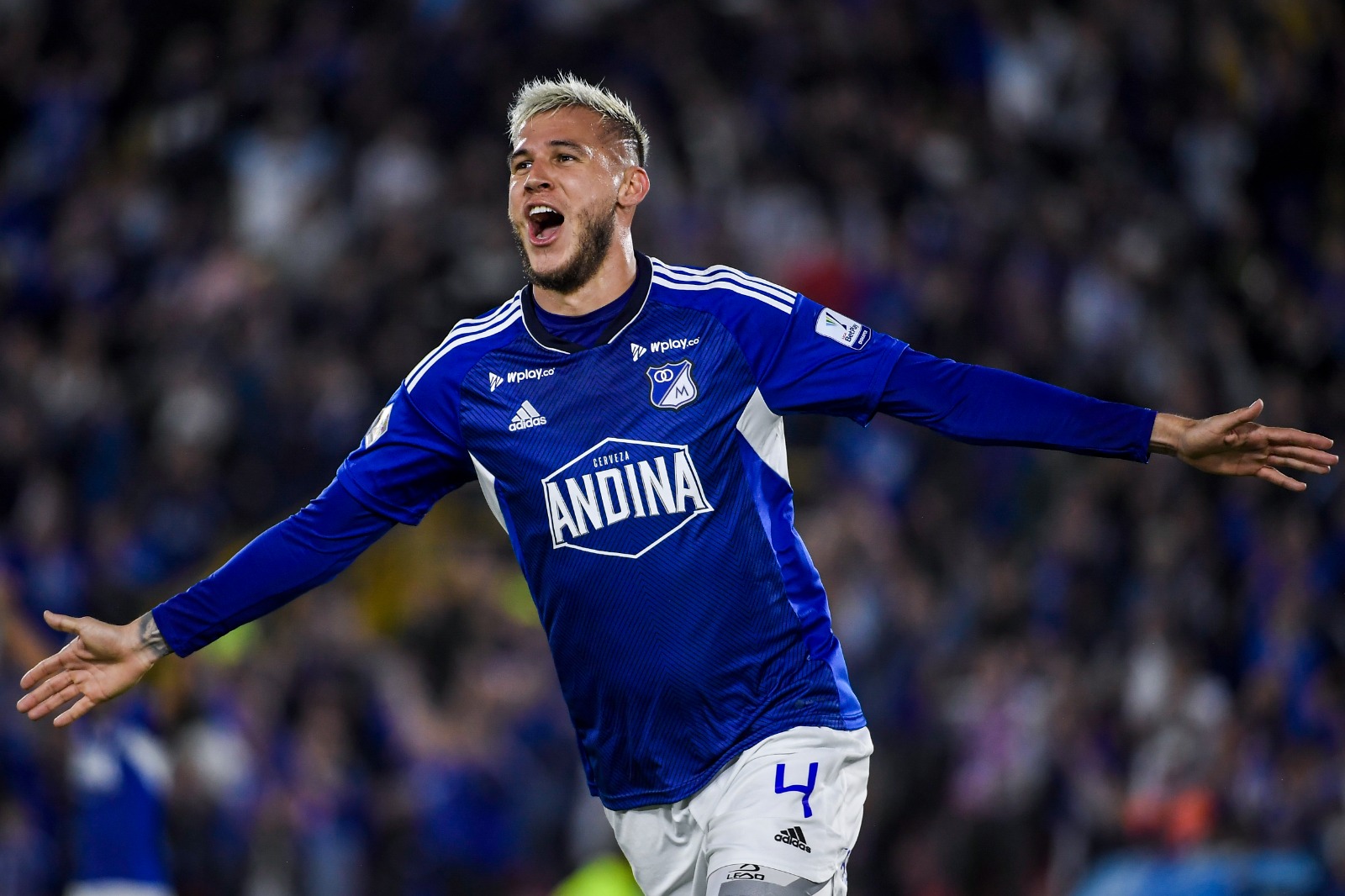 Juan Pablo Vargas, el compañero de Andrés Llinás en la zaga central, fue el anotador del primer gol de Millonarios frente a Atlético Huila. El costarricense también marcó de cabeza.