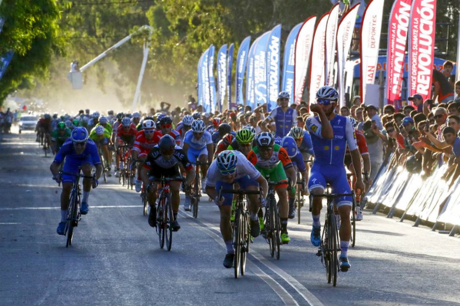El ciclista colombiano Fernando Gaviria (d) festeja. Detrás, el italiano Elia Viviani (c). / Prensa Vuelta a San Juan