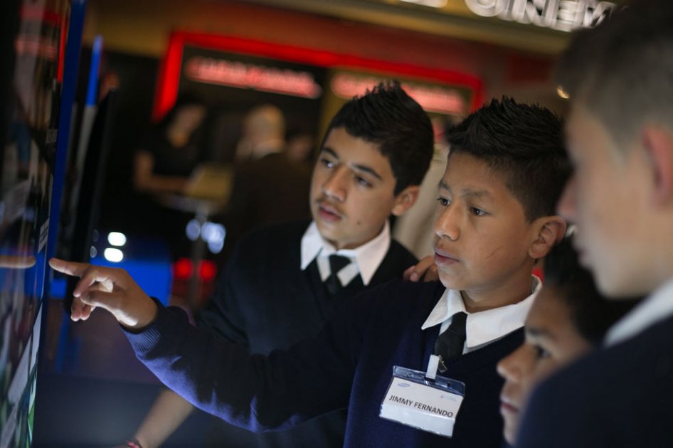Estudiantes del colegio público Técnico Sucre durante la presentación de su proyecto 'Tableros de aglomerado'. 
