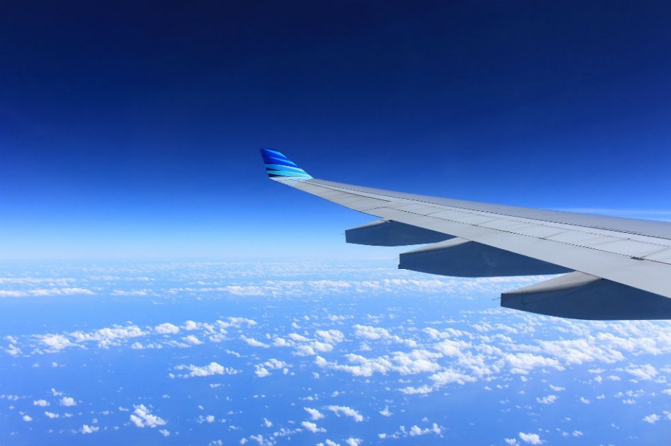 Pasajeros de un avión retienen a joven que quería lanzarse en pleno vuelo