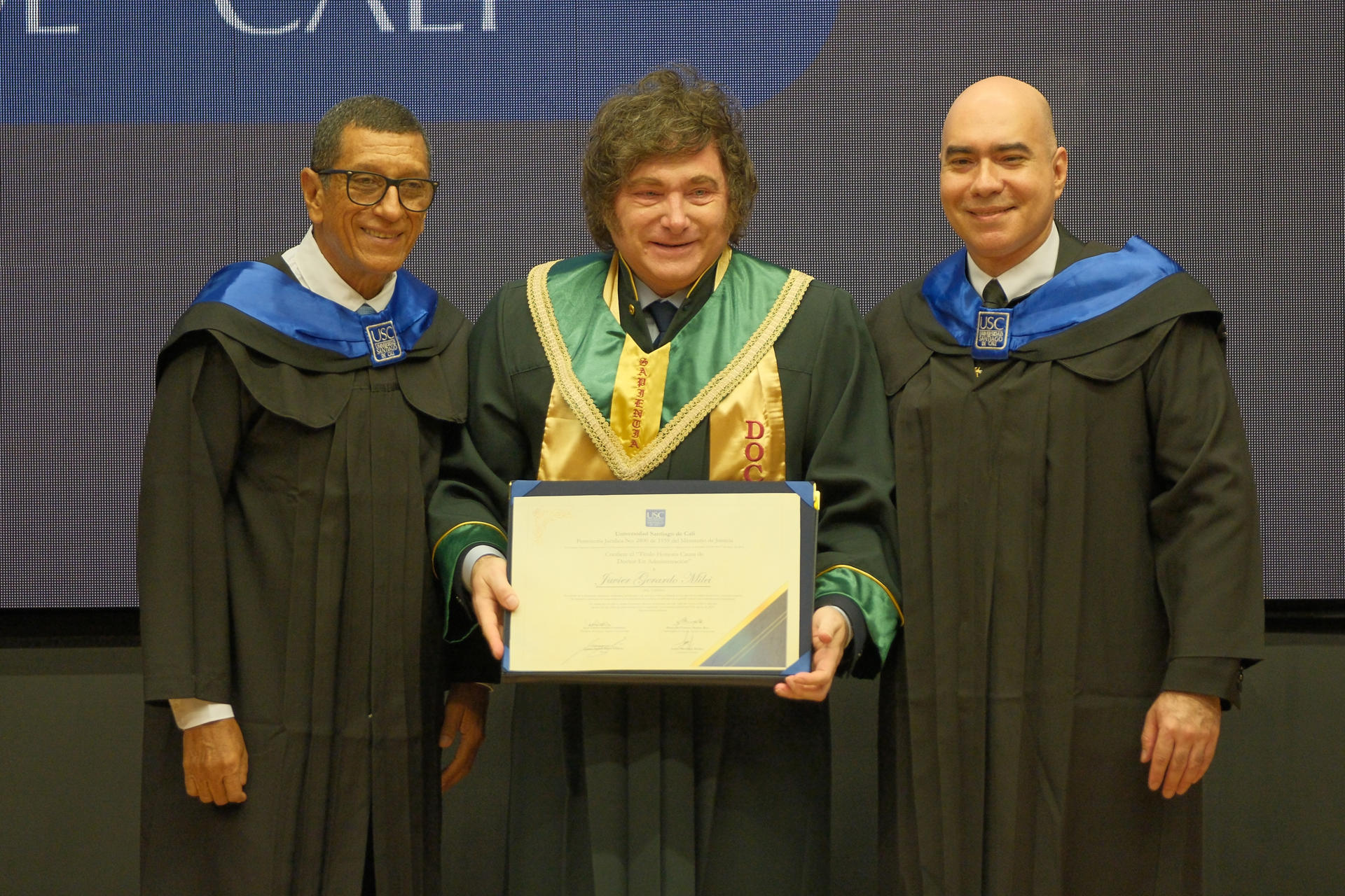 Javier Milei recibe doctorado honoris causa durante la posesión de De la Espriella en Cali