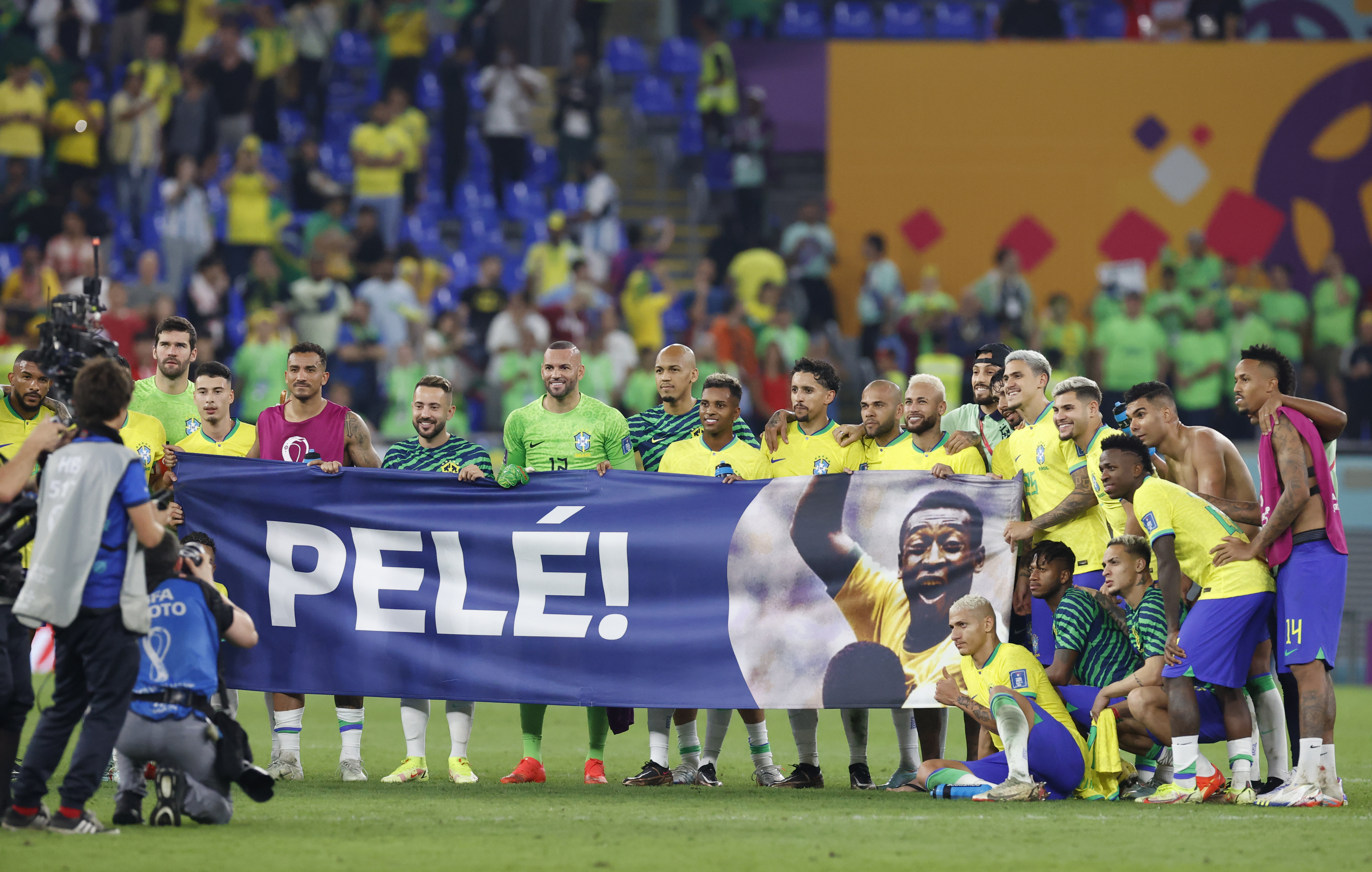 -FOTODELDÍA- GR1451. DOHA (CATAR), 05/12/2022.- Jugadores de Brasil sostienen una pancarta de apoyo al astro brasileño Pelé hoy, al final de un partido de los octavos de final del Mundial de Fútbol Qatar 2022 entre Brasil y Corea del Sur en el estadio 974 en Doha (Catar). EFE/ Esteban Biba