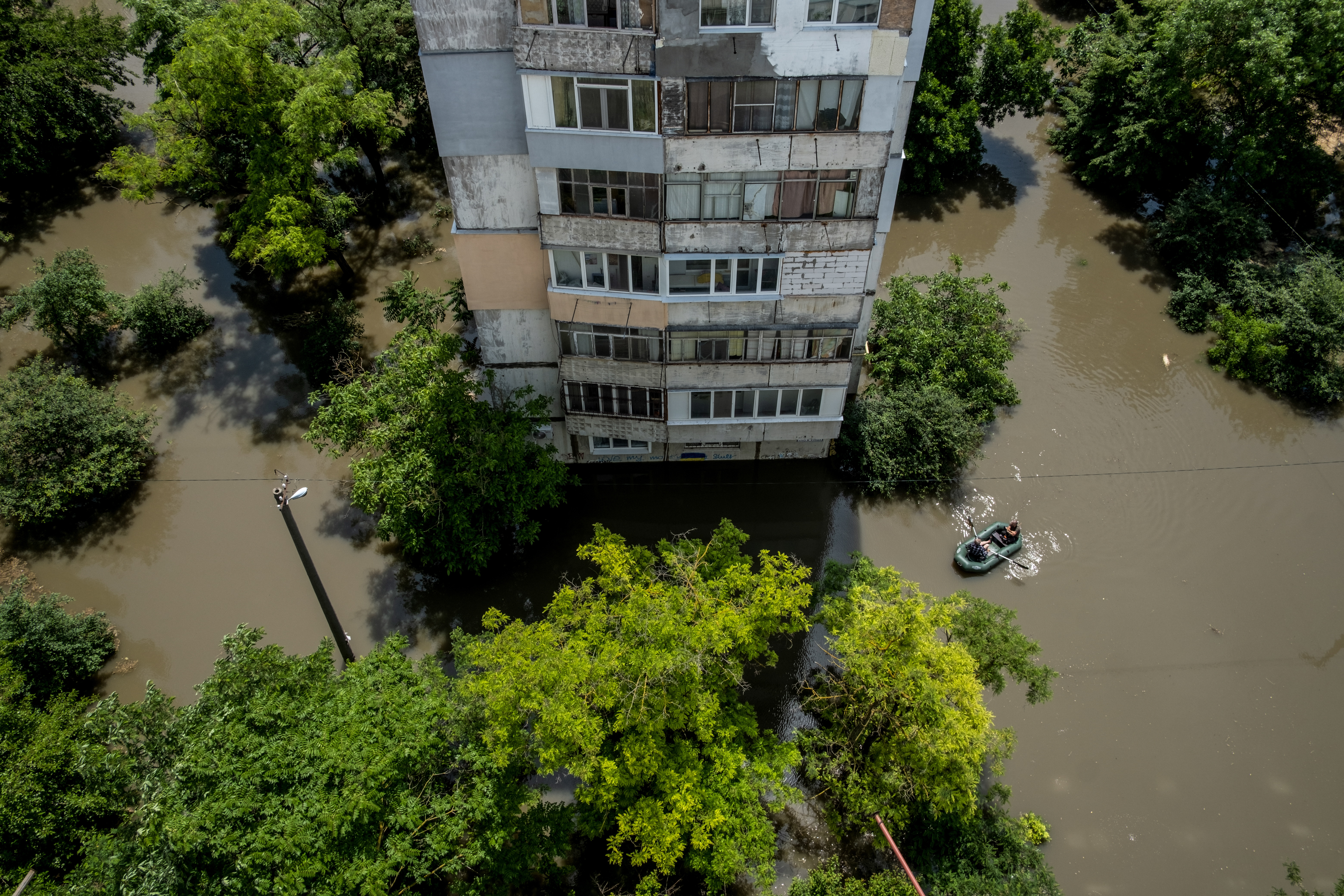Kherson (Ukraine), 07/06/2023.- Residents use a rubber boat as they evacuate from a flooded area of Kherson, Ukraine, 07 June 2023. Ukraine has accused Russian forces of destroying a critical dam and hydroelectric power plant on the Dnipro River in the Kherson region along the front line in southern Ukraine on 06 June. A number of settlements were completely or partially flooded, Kherson region governor Oleksandr Prokudin said on telegram. Russian troops entered Ukraine in February 2022 starting a conflict that has provoked destruction and a humanitarian crisis. (Rusia, Ucrania) EFE/EPA/GEORGE IVANCHENKO