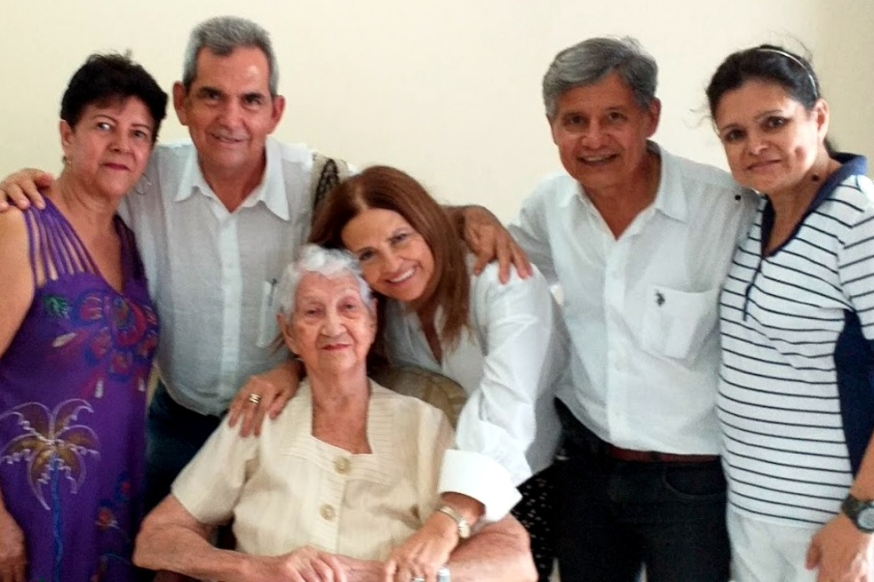 De izquierda a derecha María Isabel Cabello, hija, José Antonio Pumarejo, Luz Helena Pumarejo, Ricardo López, Martha Cecilia Cabello, hija, y sentada María Margot Mestre de Cabello.