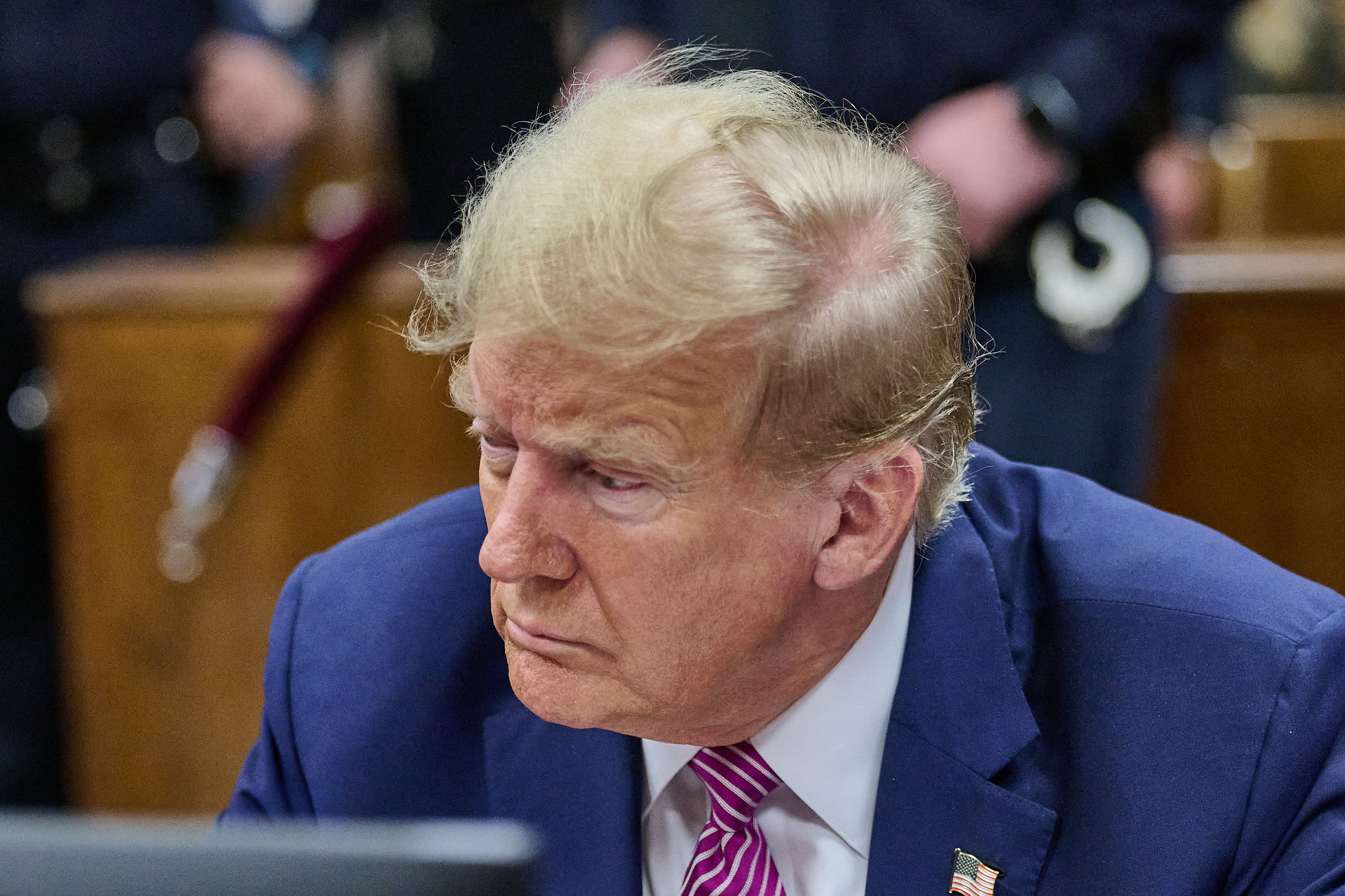 Manhattan (Usa), 19/04/2024.- Former US President and current Republican presidential candidate Donald Trump sits at the defendant's table at Manhattan Criminal Court in New York, New York, USA, 19 April 2024. Trump is facing 34 felony counts of falsifying business records related to payments made to adult film star Stormy Daniels during his 2016 presidential campaign. (tormenta, Nueva York) EFE/EPA/Curtis Means / POOL