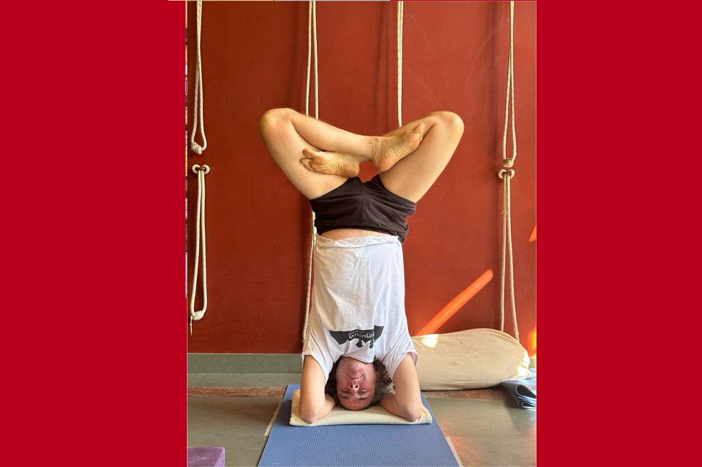 Alejandro López ejecuta un Padmasana durante su sesión de Asana bajo la instrucción de Swati, en su taller de yoga en el Norte de la India.