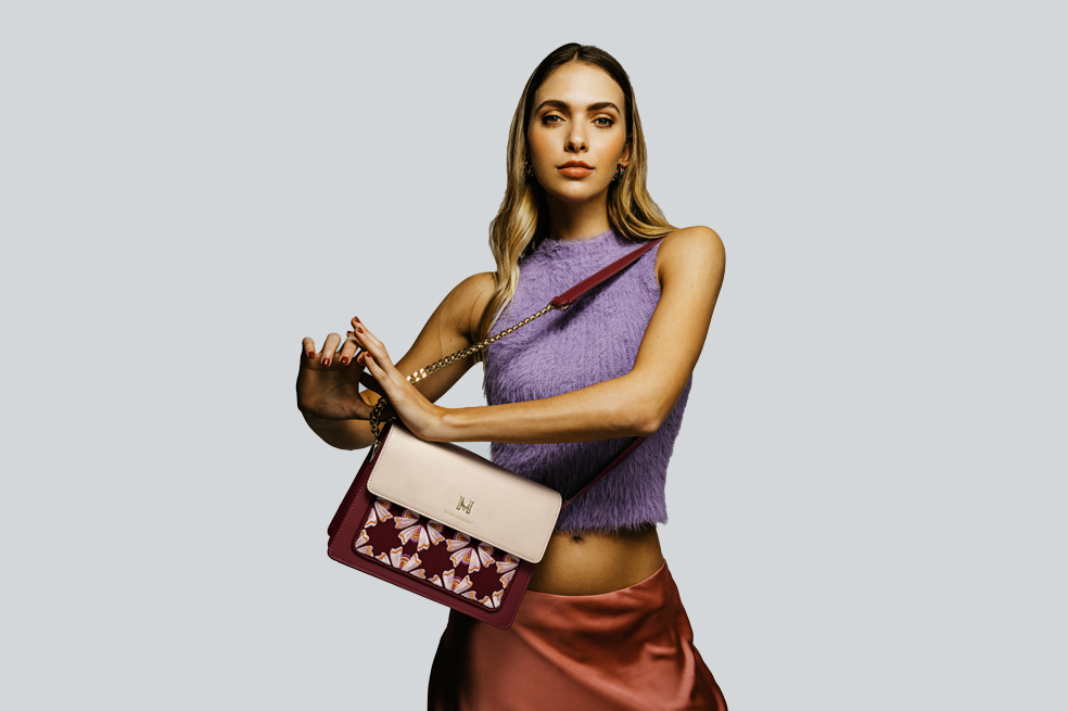 Mario Hernández presenta azulejo, el mágico poder del mestizaje. Colección de bolsos y carteras
