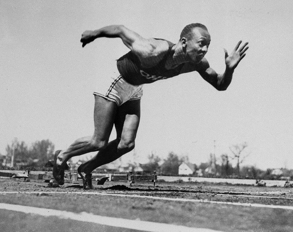 Jesse Owens saliendo del punto de partida en el Big Ten Championships, en la Universidad de Míchigan, el sábado 25 de mayo de 1935, un día de gloria para el atletismo mundial hoy hace 85 años. / AP