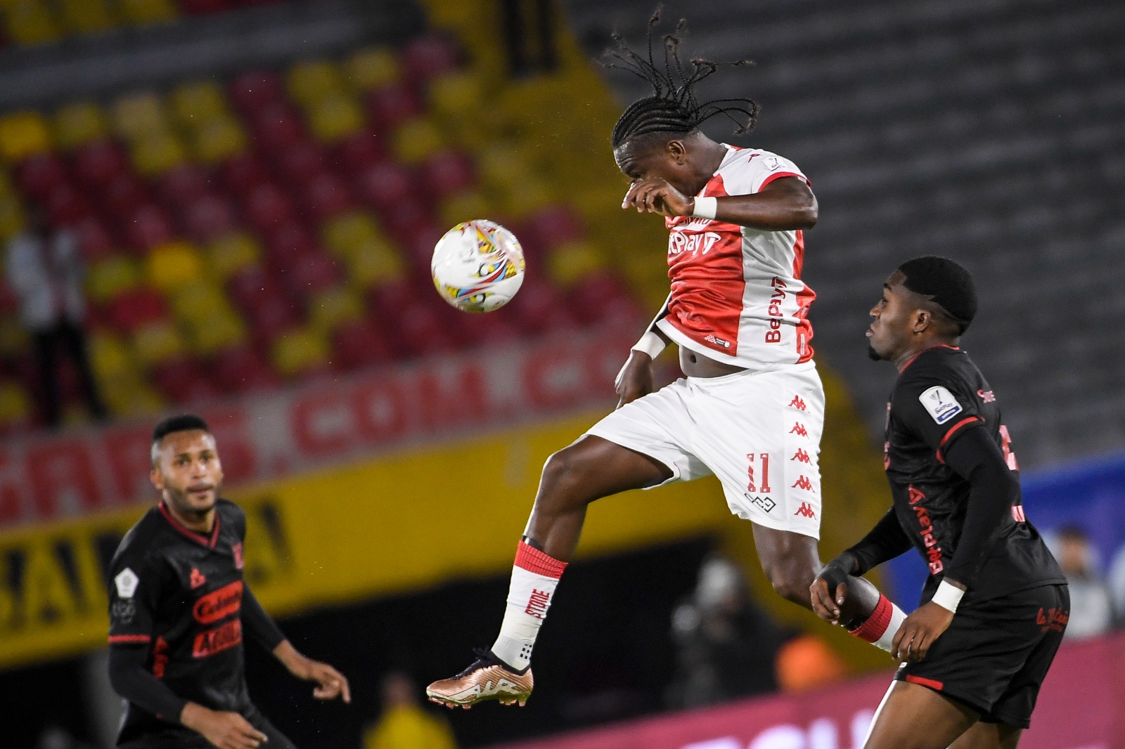 Aunque Hugo Rodallega no pudo marcar su primer gol con el conjunto cardenal este martes, fue una pieza clave en el ataque capitalino.