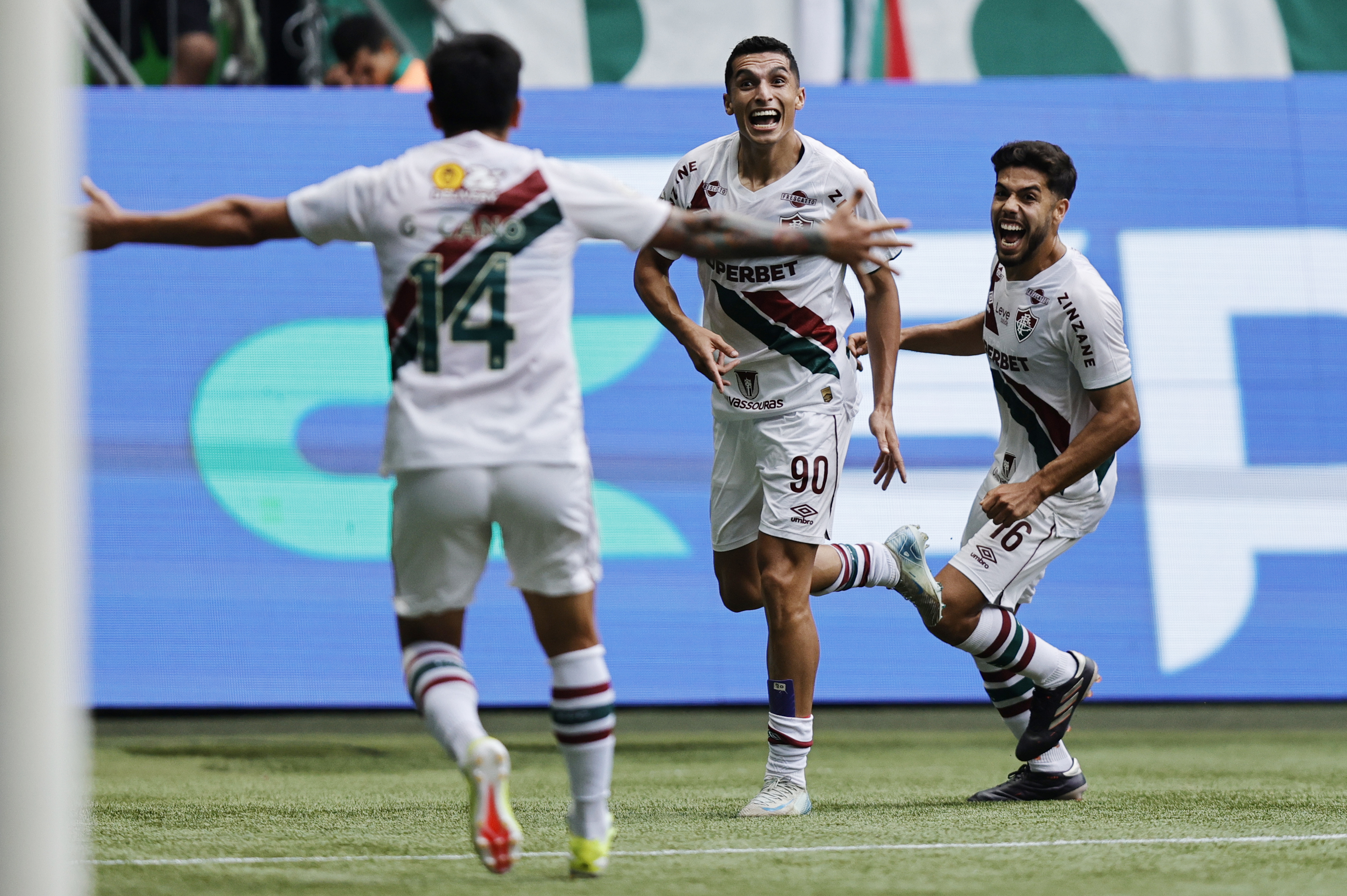 AME3949. SAO PAULO (BRASIL), 07/12/2024.- Kevin Serna (c), Gustavo Nonato (d) y Germán Cano de Fluminense celebran un gol ante Palmeiras, este domingo durante un partido de la jornada 38 del Brasileirao, en el estadio Allianz Parque, en Sao Paulo (Brasil). EFE/ Isaac Fontana