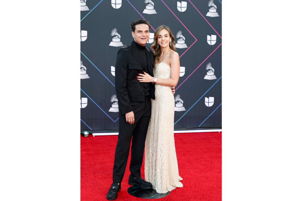 Estos fueron los 'looks' de algunos artistas en la alfombra roja de los Latín Grammy