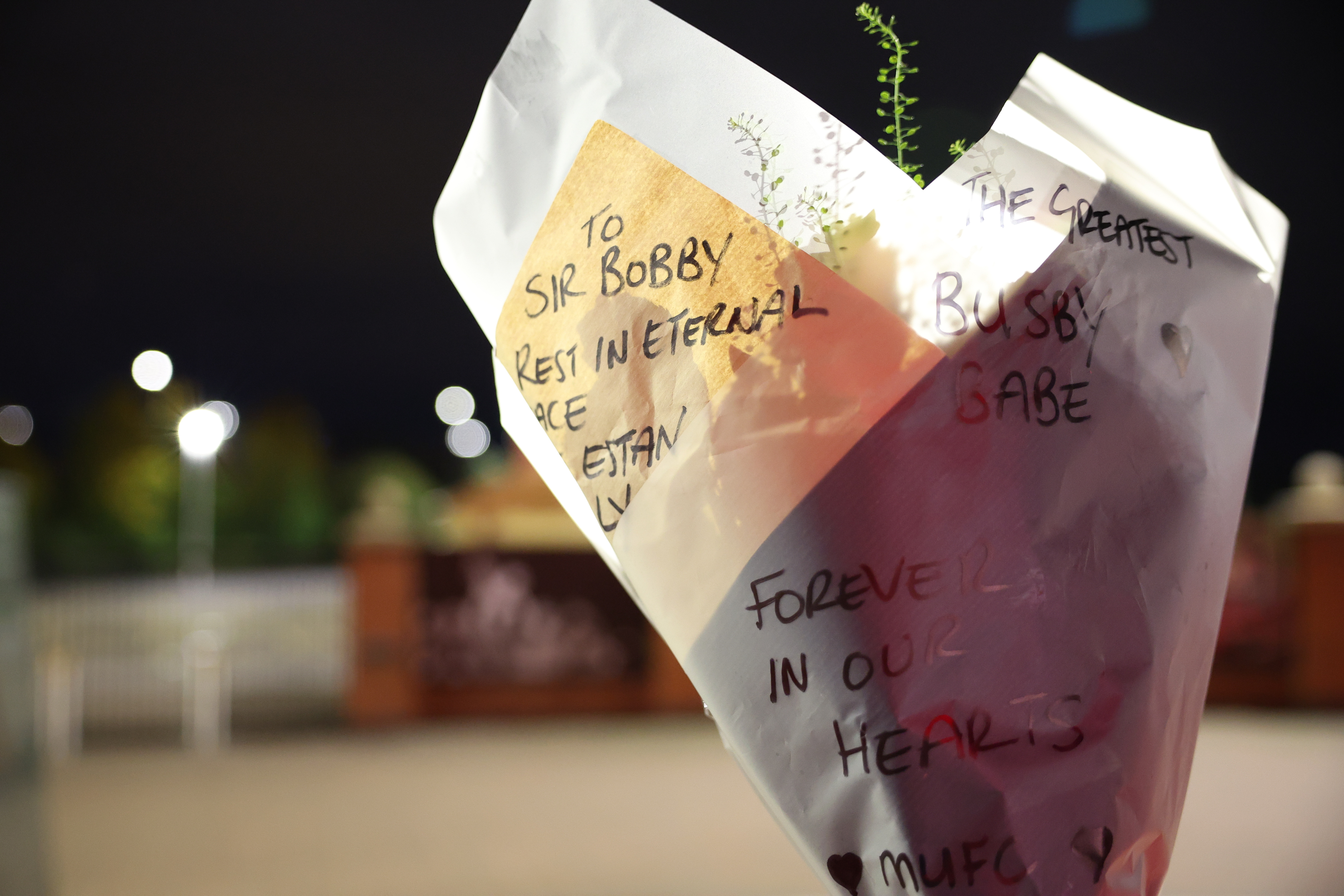 Video: el homenaje del Manchester United a Bobby Chalrton previo al partido
