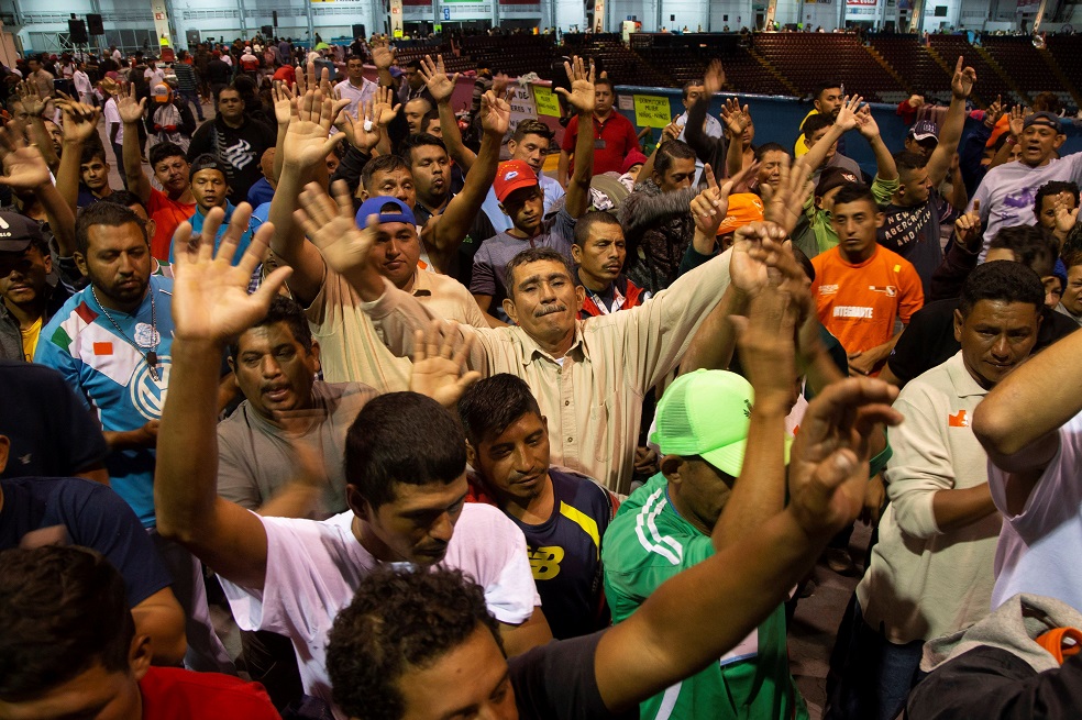EE.UU. paga a informantes de incógnito dentro de caravana migrante, según NBC