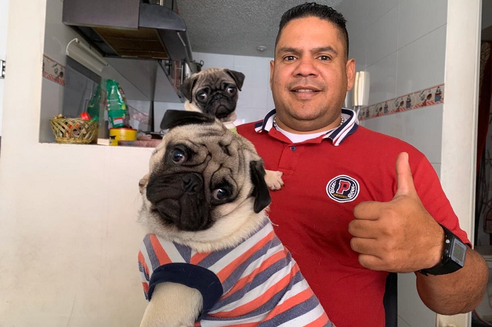 En la casa de don Willington también hay espacio para dos perros que corren a recibirlo cuando llega de trabajar.Diego OjedaÉl es uno de los cientos de taxistas que cada año son víctimas de hurto en la ciudad. El episodio que le dio un giro de 180 grados a su vida ocurrió hace nueve años, cuando recogió un servicio en el sector conocido como “Cuadra Picha”, popular zona de rumba ubicada en el sur de la ciudad.