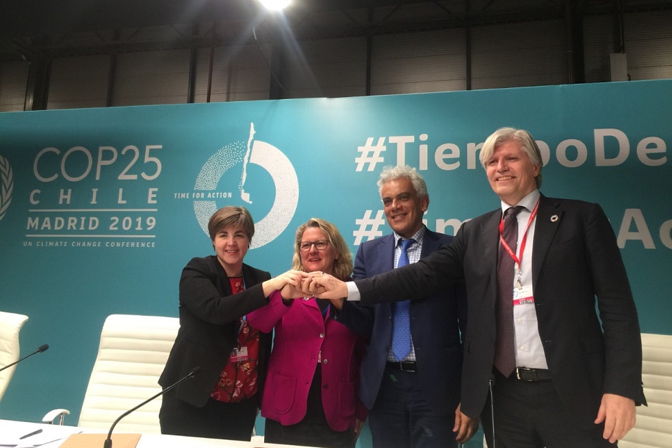 El ministro de Ambiente y Desarrollo sostenible de Colombia , Ricardo Lozano (c), junto a los delegados de Alemania, Noruega y Reino Unido en la firma del nuevo acuerdo.Prensa WWFEn 2015 ya se había firmado una alianza sin precedentes para proteger los bosques del país en el marco del Acuerdo de París, en el que líderes de más de 190 países se comprometieron a mejorar sus planes climáticos para reducir las emisiones de dióxido de carbono (CO2) y limitar el aumento de la temperatura promedio mundial a 2 grados Celcius. (Puede leer:La deforestación en Colombia continúa: aumentó 23% durante 2017)
