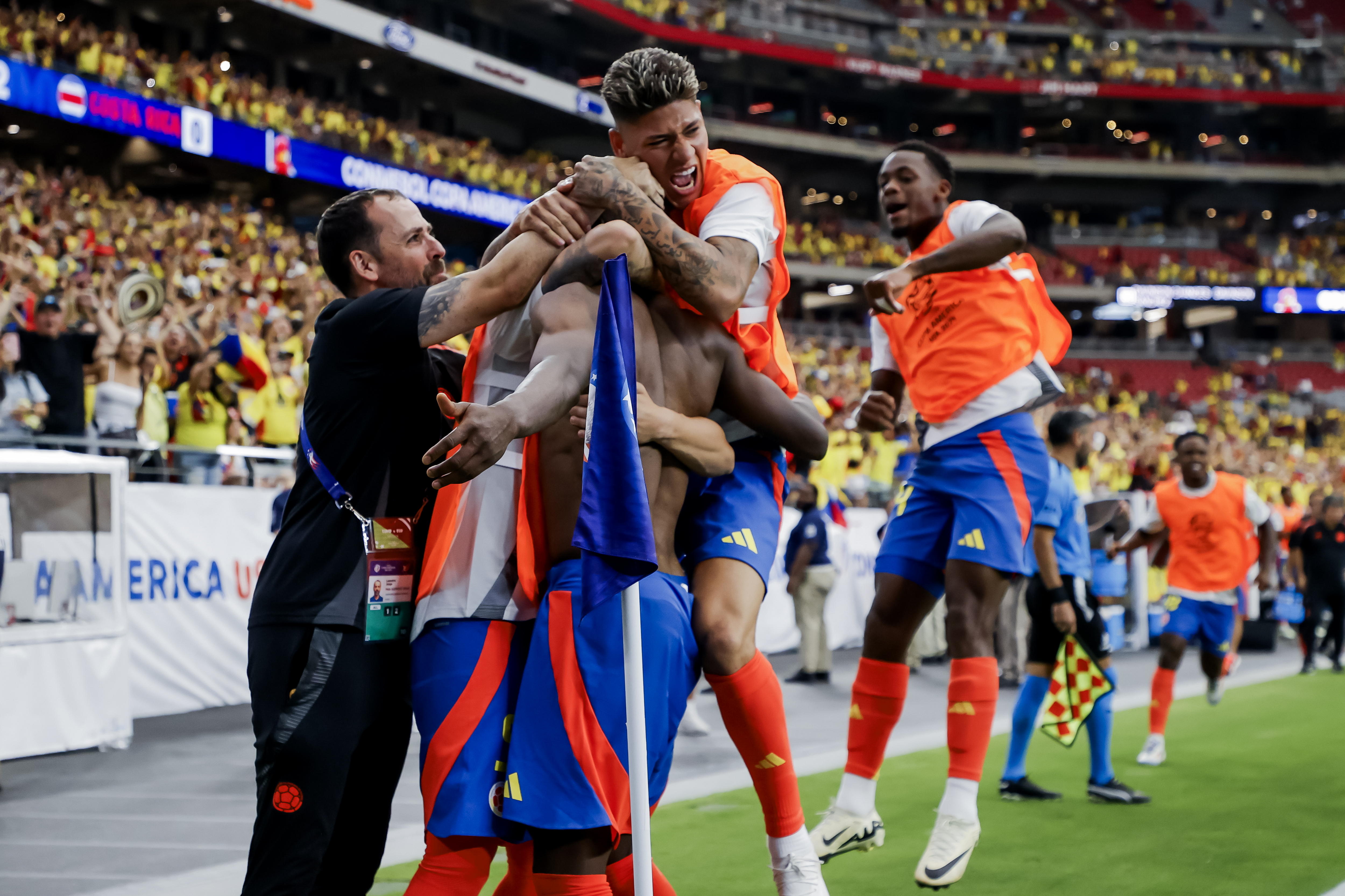 Glendale (United States), 28/06/2024.- Jhon Cordoba (C) of Colombia is mobbed by his teammates after scoring the 3-0 goal against Costa Rica during the second half of the CONMEBOL Copa America 2024 group D soccer match between Colombia and Costa Rica, in Glendale, Arizona, USA, 28 June 2024. EFE/EPA/JOHN G. MABANGLO