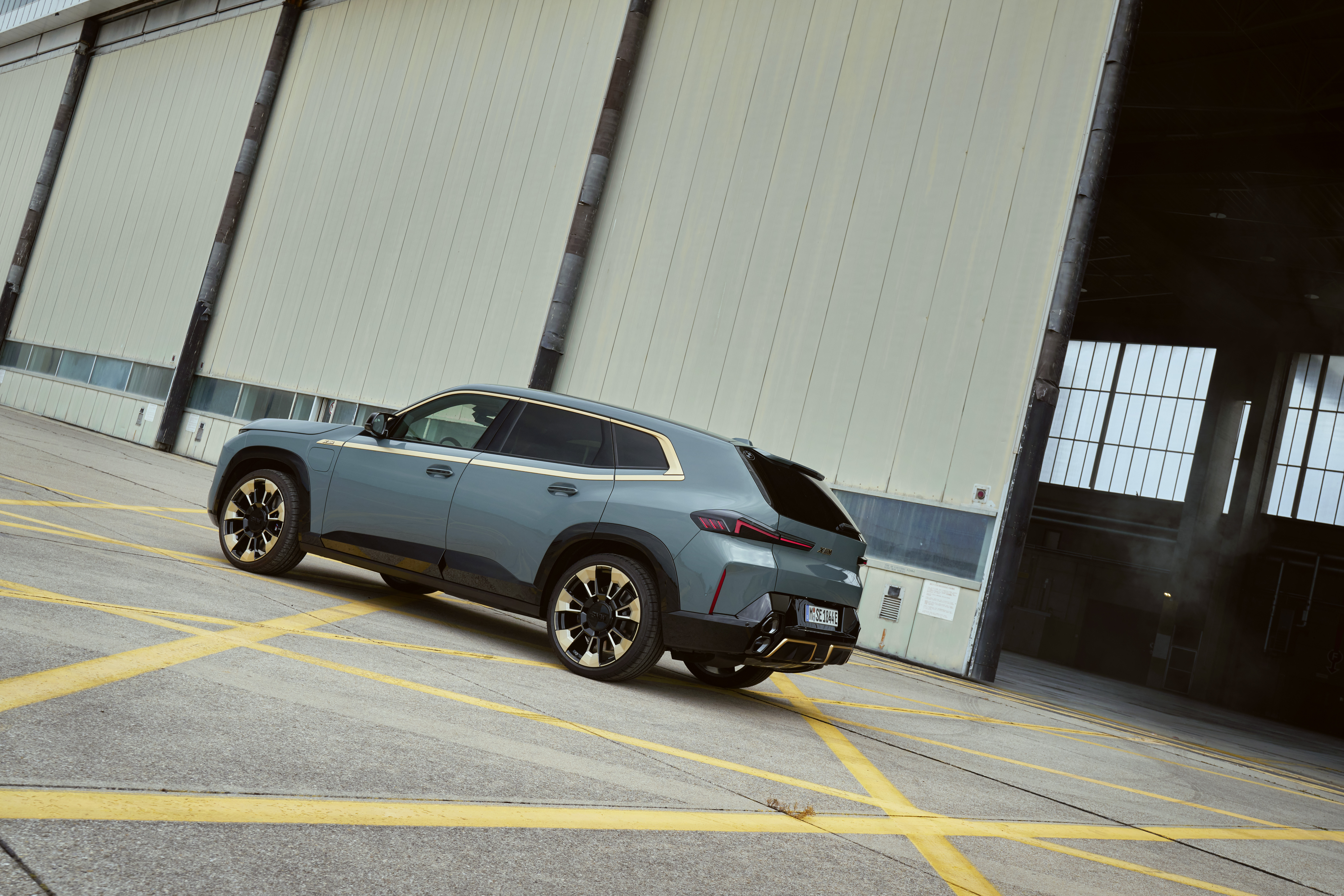 La BMW XM que llegó a Colombia tiene 5.1 metros de largo, dos de ancho y una altura de 1.75m.