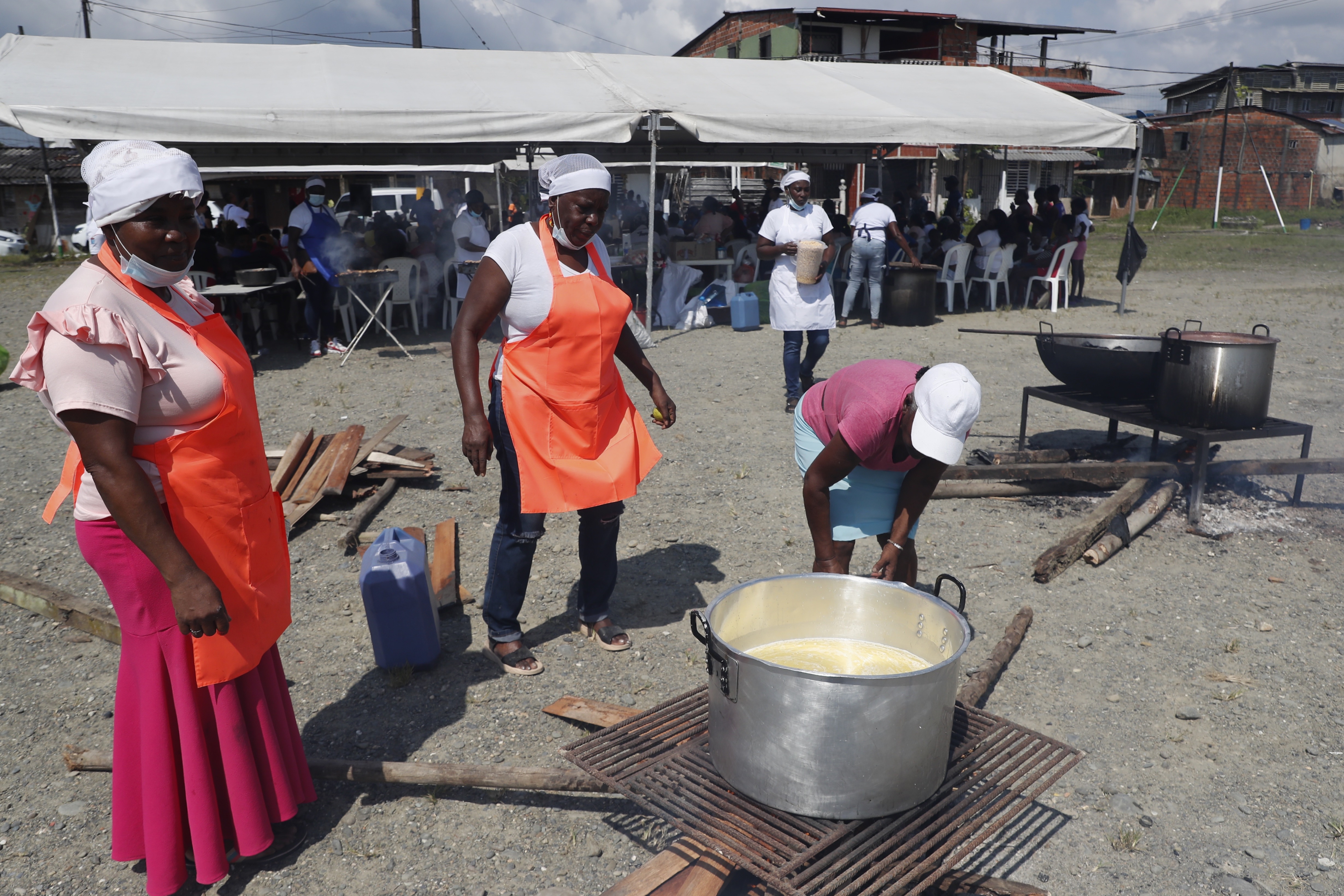 AME8388. BUENAVENTURA (COLOMBIA), 06/12/2022.- Mujeres cocinan una olla comunitaria, hoy en el barrio San Francisco de Buenaventura, Valle del Cauca (Colombia). La ciudad colombiana de Buenaventura, una de las más golpeadas por la violencia, se convirtió en el laboratorio de la "paz total" tras la tregua de las dos principales bandas y celebró este martes una jornada de celebración como previa al gran concierto de mañana al que acudirá el Gobierno de Gustavo Petro. EFE/ Ernesto Guzmán