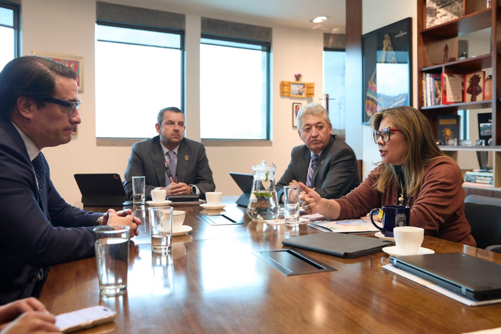 Fiscal Luz Adriana Camargo se reúne por primera vez con ministro de Justicia designado