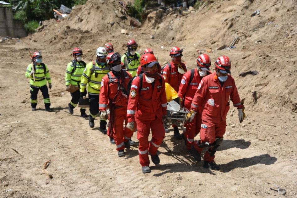 Sube a 263 la cifra de muertos por alud que enterró asentamiento en Guatemala