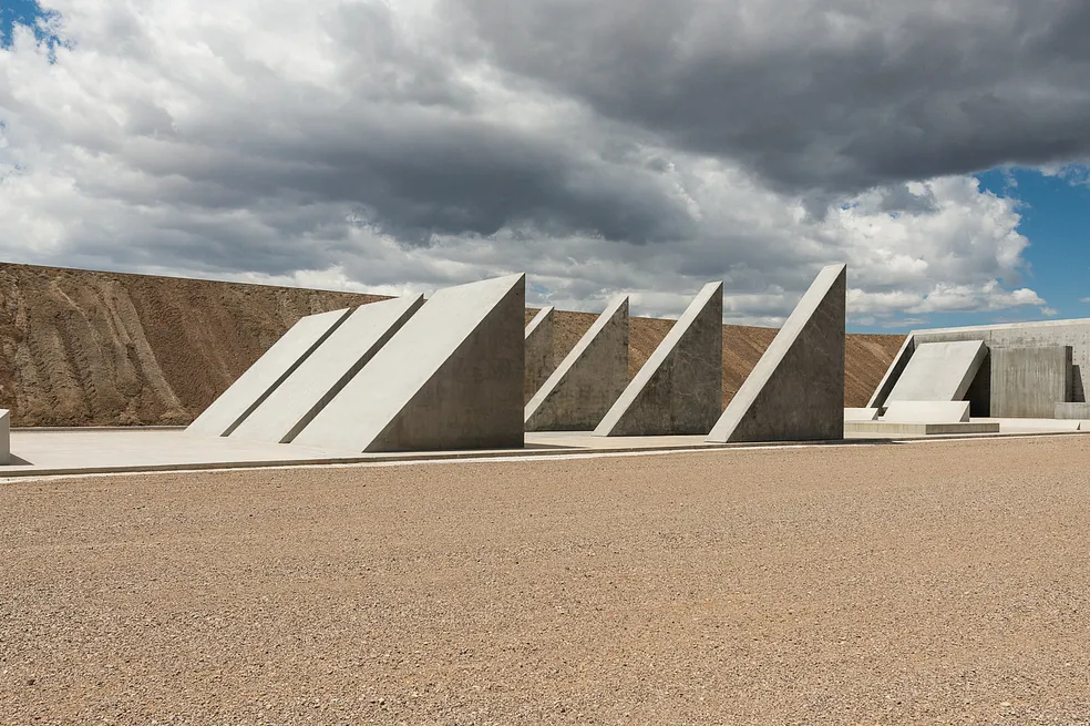 Tras 50 años de construcción, se inaugura una mega escultura en medio del desierto