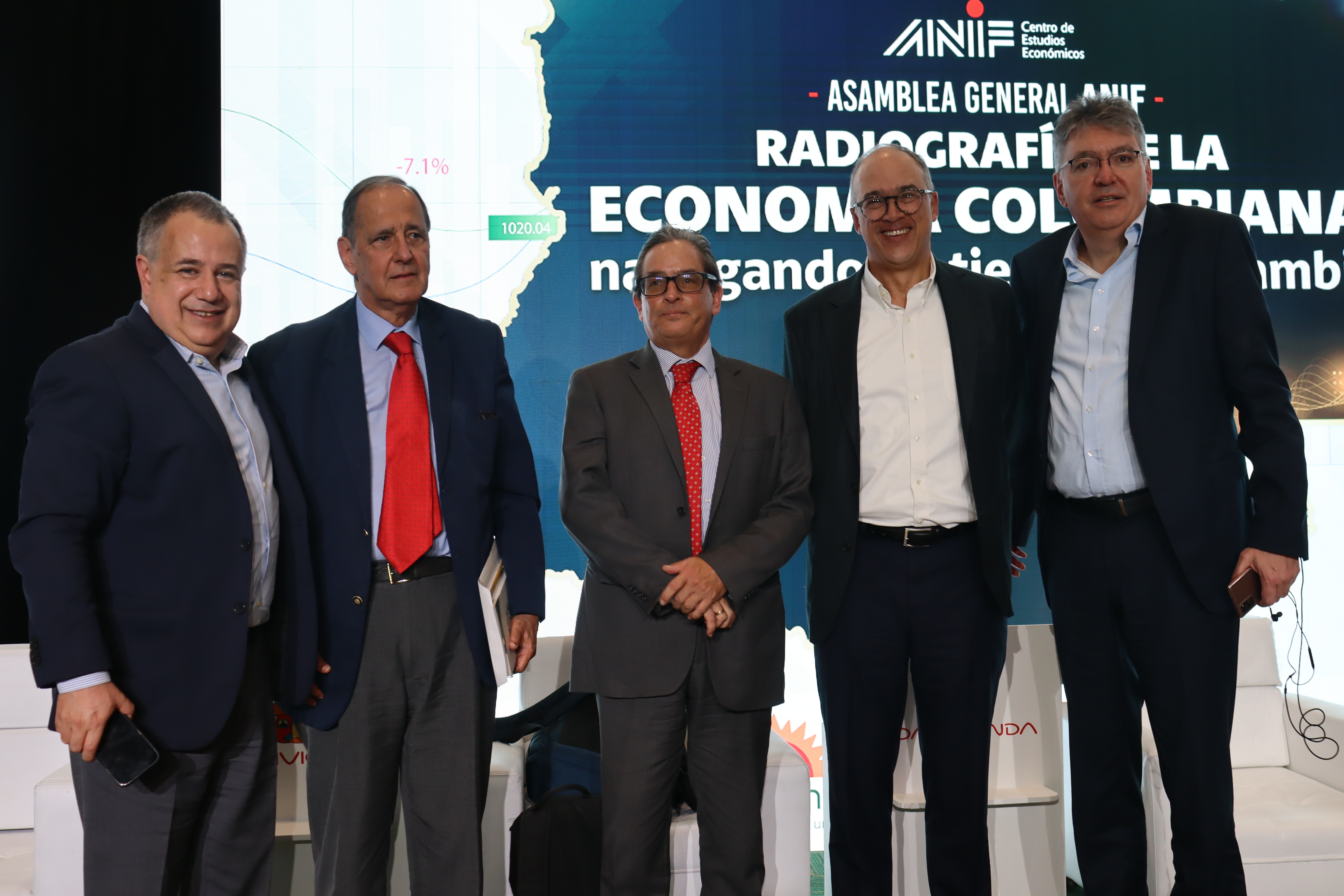 (De izq. a der.) Mauricio Santamaría, presidente saliente de ANIF; Juan Camilo Restrepo, Alberto Carrasquilla, Juan Carlos Echeverry y Mauricio Cárdenas.