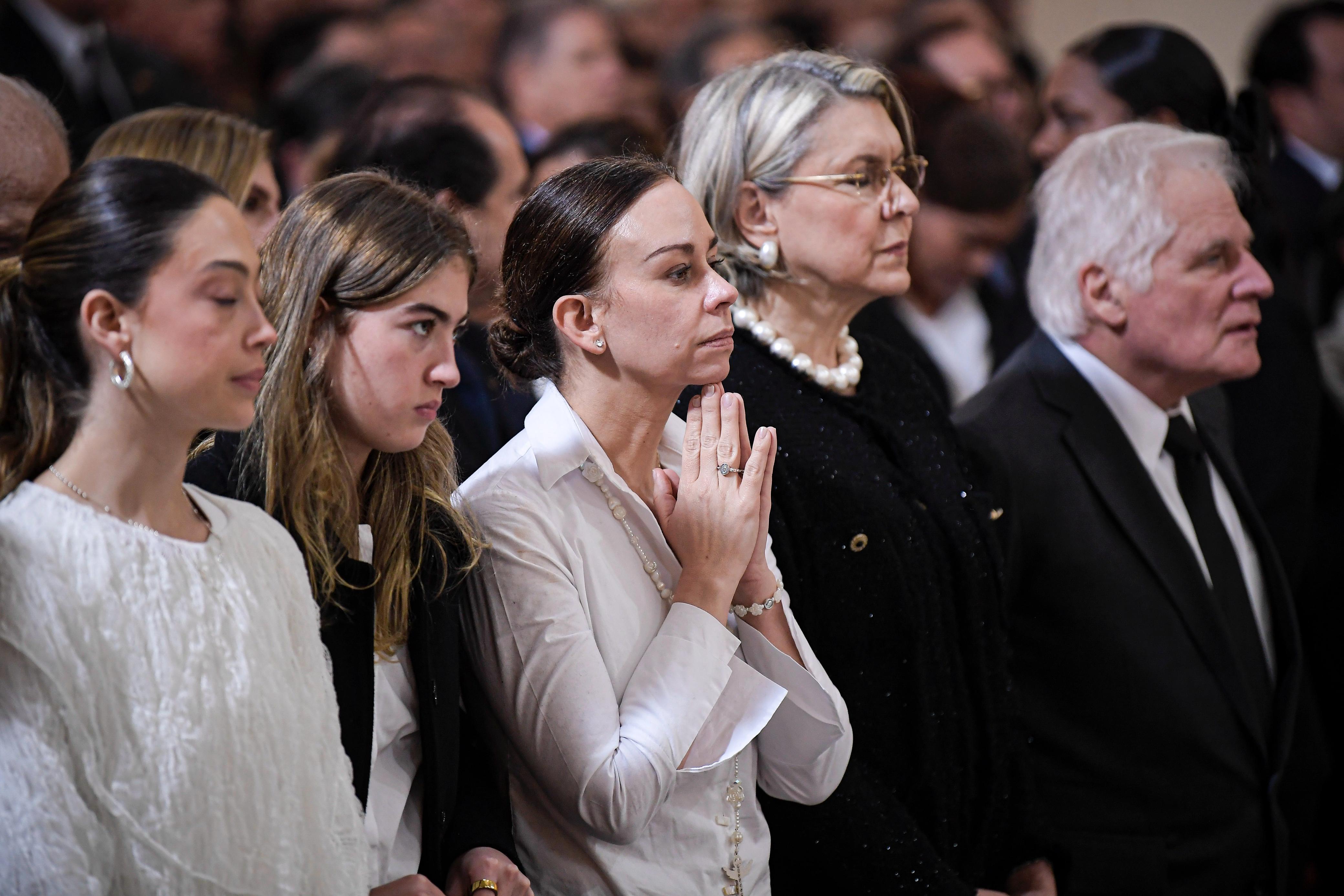 María Claudia Tarazona, sus hijas, Miguel Uribe Londoño y su esposa despiden al senador Miguel Uribe Turbay en una eucaristía en la Catedral Primada.