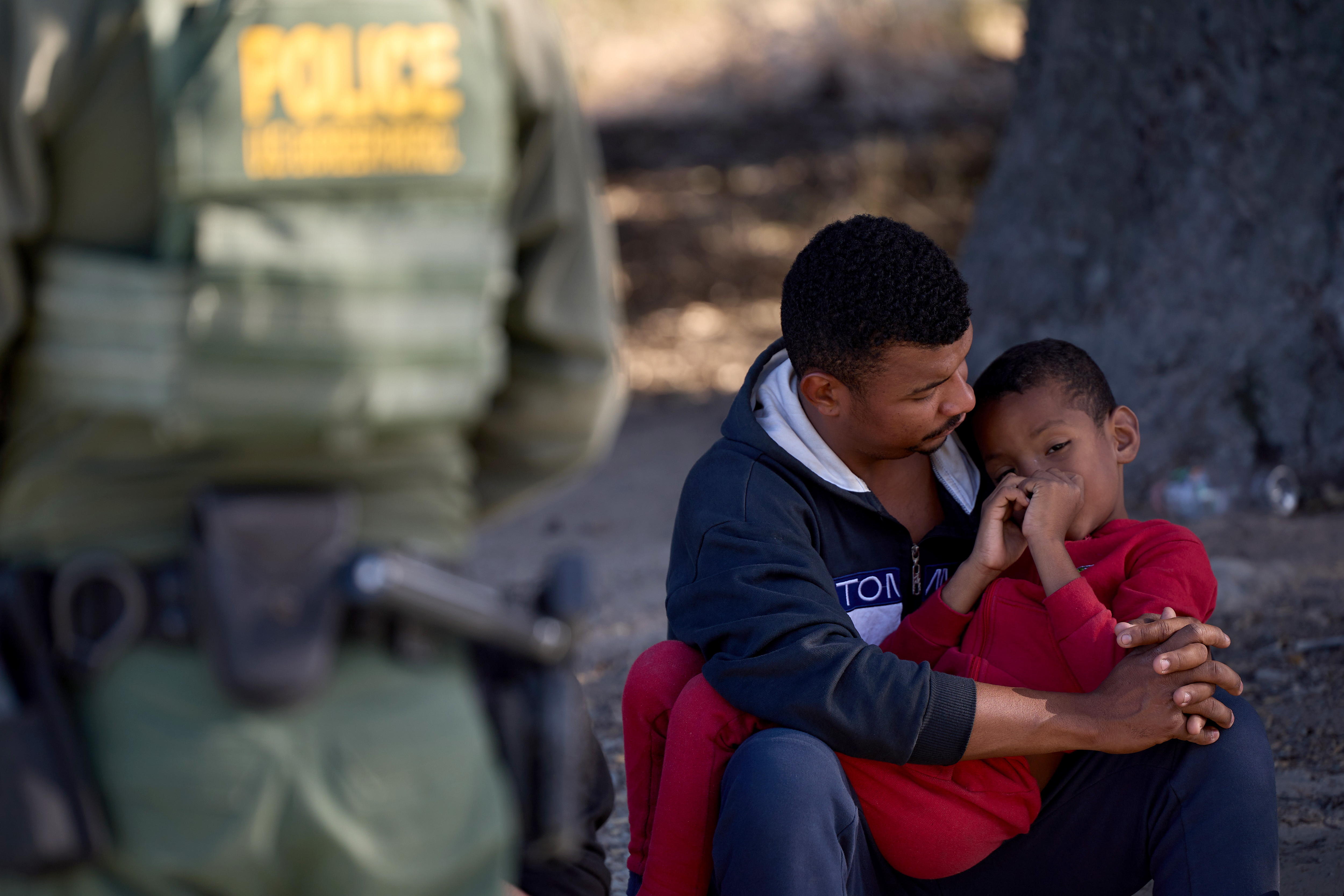 ¿Cuánto costaría el plan de deportación masiva que promete Donald Trump?