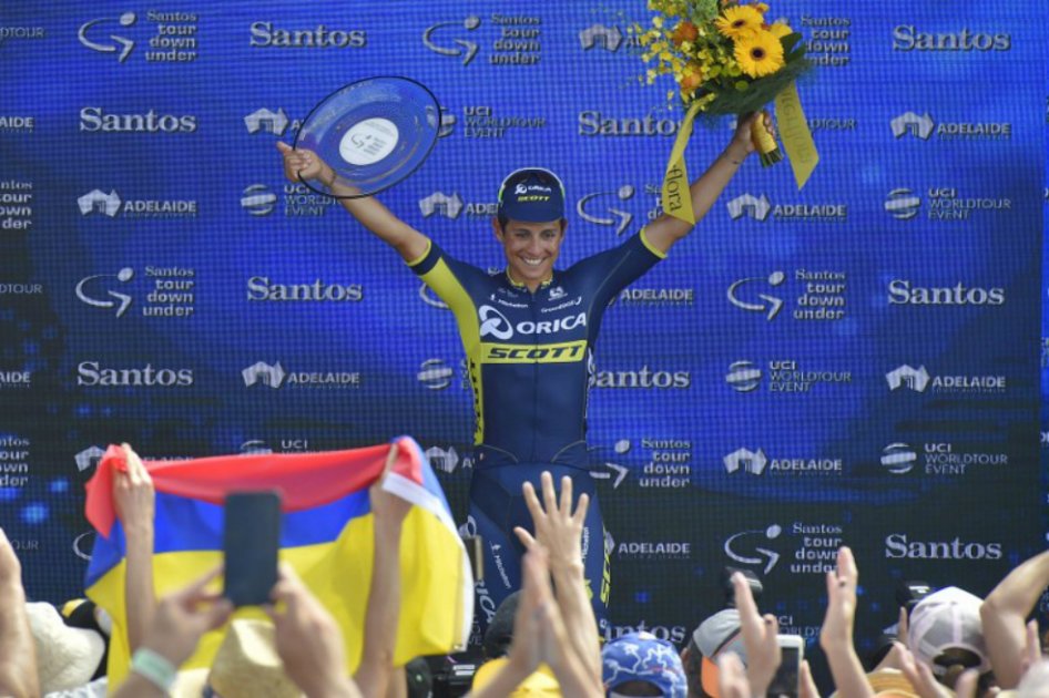 Esteban Chaves celebra su segundo puesto en el podio después de la sexta y última etapa del Tour Down Under. / AFP