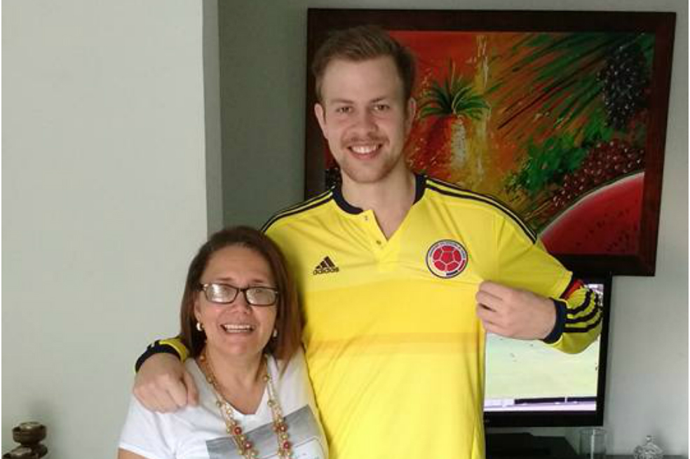 Elvira Bustamante se convirtió en la "mamá colombiana" del islandés, al acogerlo en su casa cuando cursaba sus estudios de español en Cartagena. / Tomada de Facebook Snorri Eldjárn