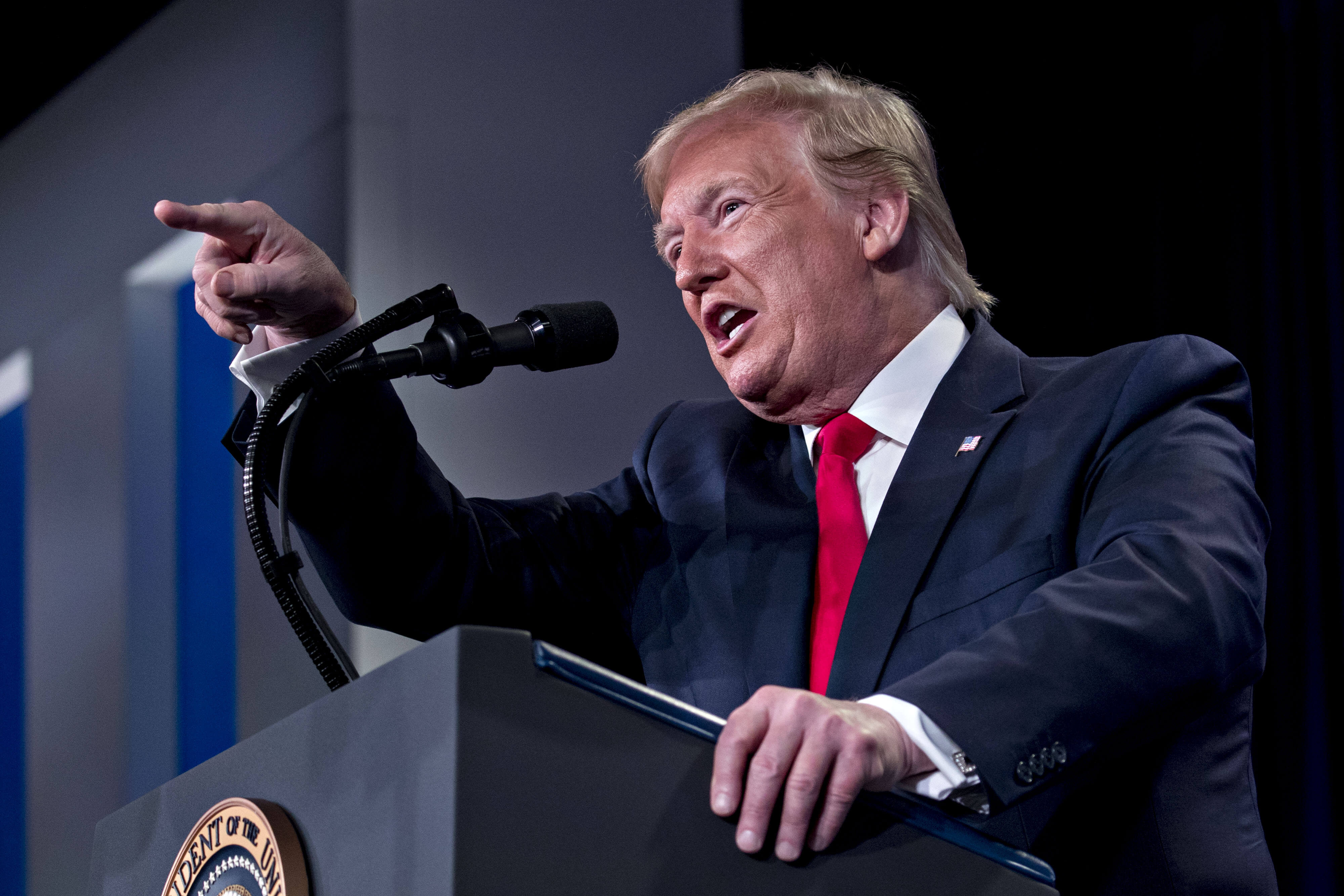 Trump dice que EE.UU. debería demandar a Facebook y Google