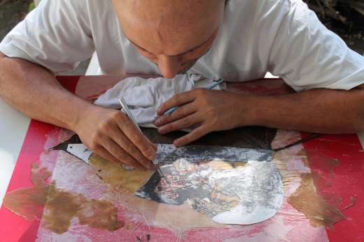 Lorenzo Durán, artista que inspirado en la oruga, convierte hojas en arte