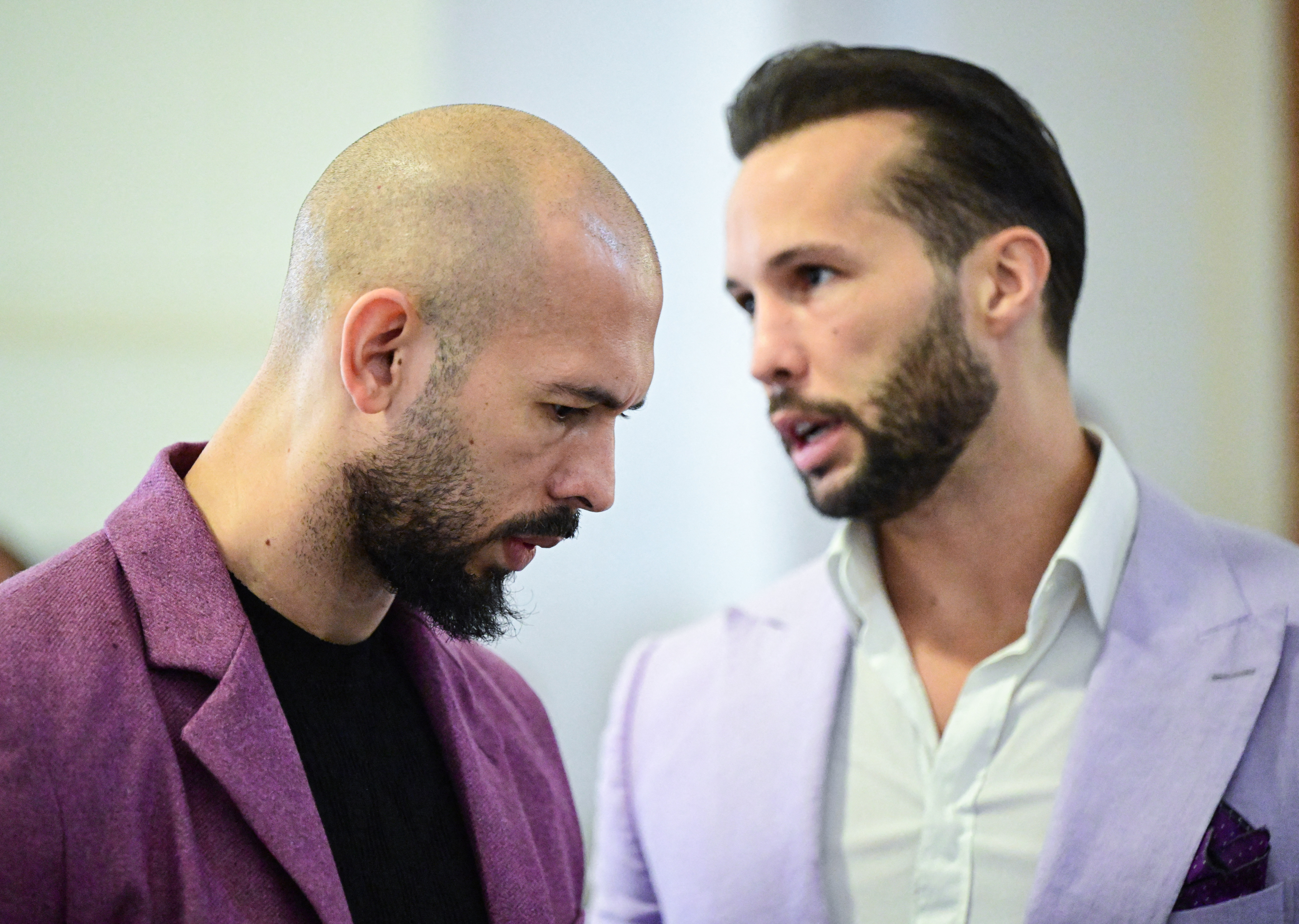 Andrew y Tristan Tate enfrentan 21 cargos por violación y trata de personas