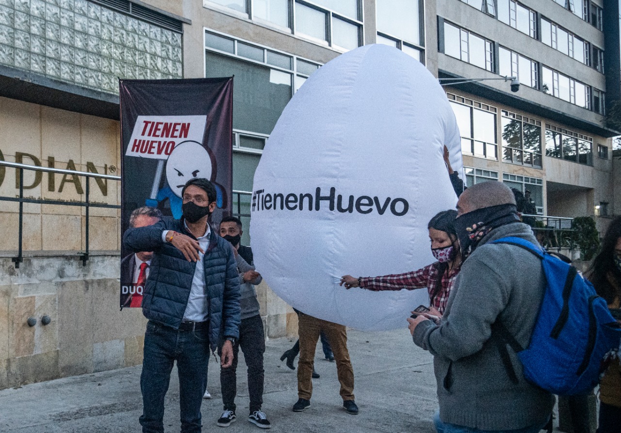 El huevo gigante que le llevaron a Carrasquilla hasta el Ministerio de Hacienda
