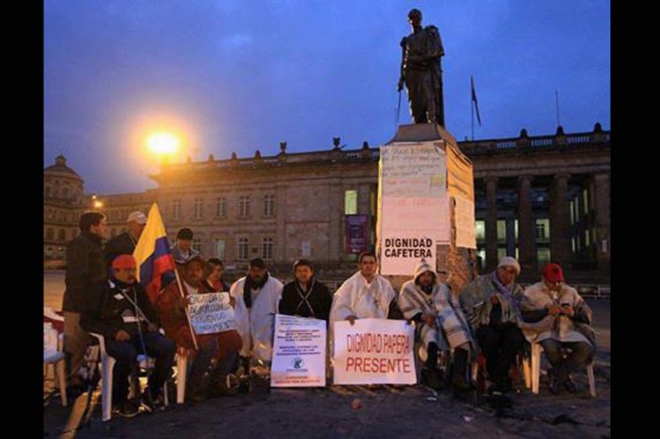 Líderes campesinos se encadenan en la Plaza de Bolívar de Bogotá