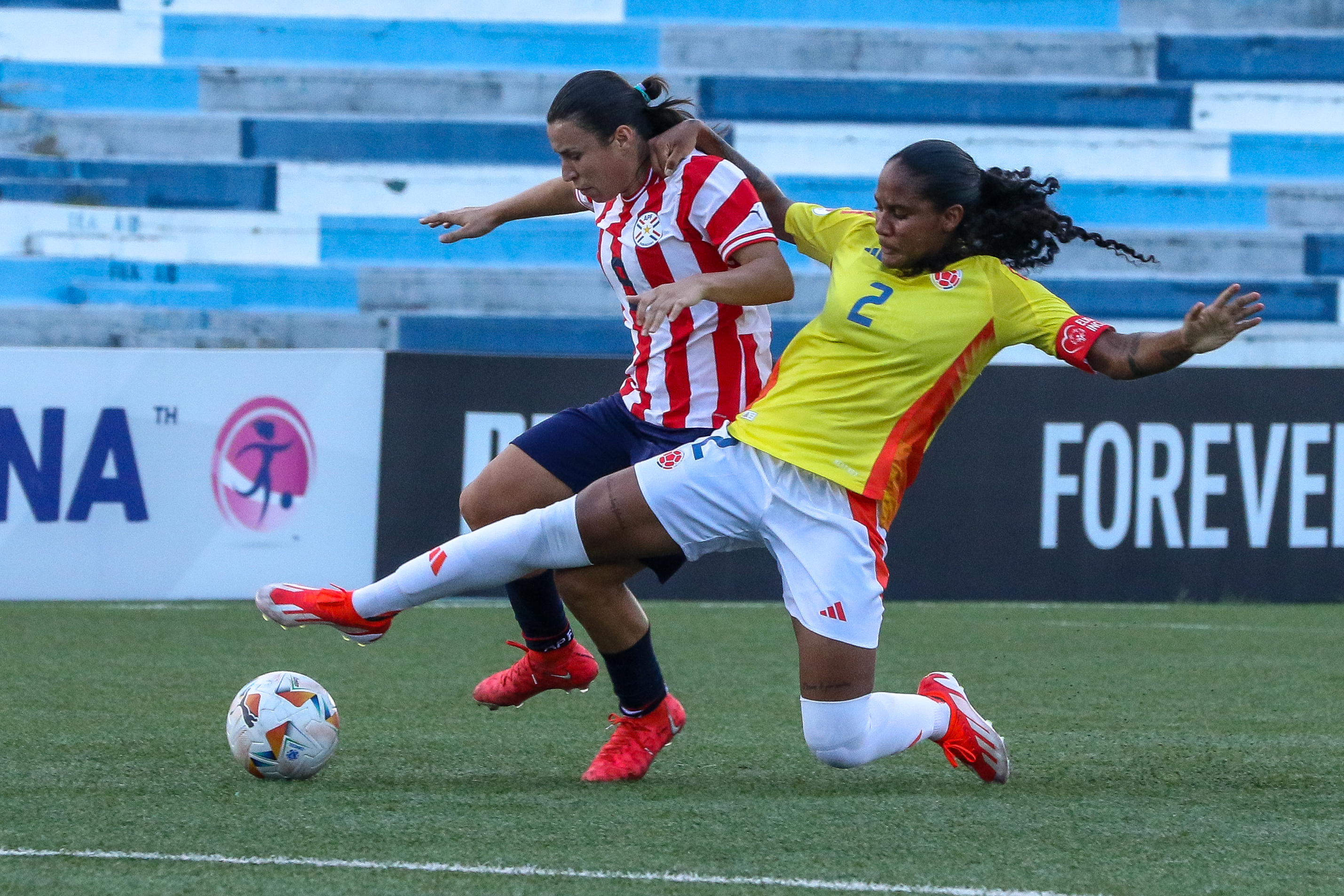 QUI01. GUAYAQUIL (ECUADOR) 05/05/2024.- La jugadora de Colombia, Mary Alvarez (d), disputa el balón con la jugadora de Paraguay, Zunilda Coronel (i), por el Sudamericano Femenino sub-20 este domingo, en la ciudad de Guayaquil (Ecuador). EFE/Jonathan Miranda