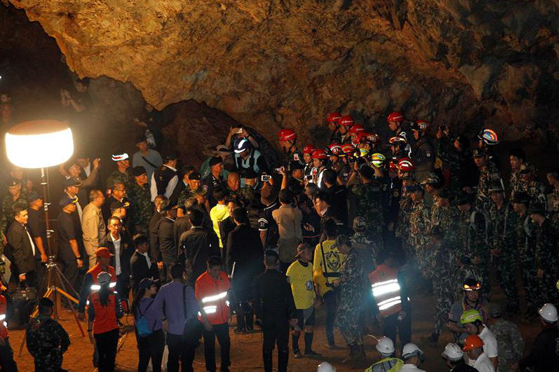 Buscan a 12 niños y su entrenador de fútbol, perdidos en una cueva en Tailandia