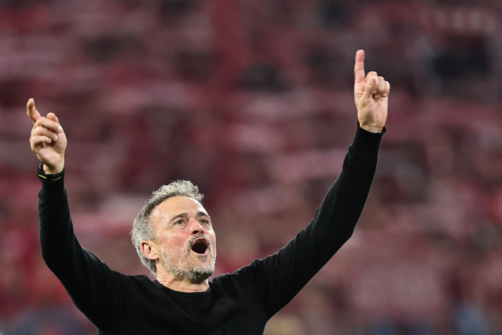 MUNICH (Germany), 06/05/2026.- PSG's head coach Luis Enrique celebrates with their supporters after the UEFA Champions League semi-final, second leg soccer match between Bayern Munich and Paris Saint-German, in Munich, Germany, 06 May 2026. (Liga de Campeones, Alemania) EFE/EPA/RONALD WITTEK
