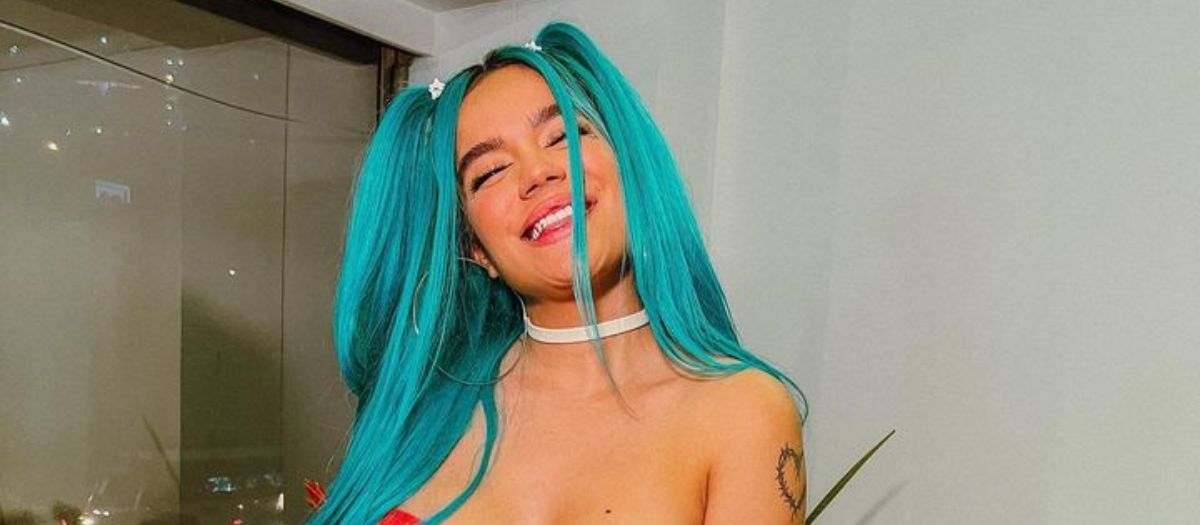 Video: Karol G volvió a su cabello color azul ¿Por qué?