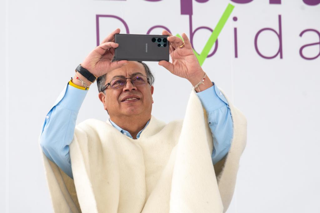“Una comunicación más cercana”: presidente Petro estrena canal de WhatsApp