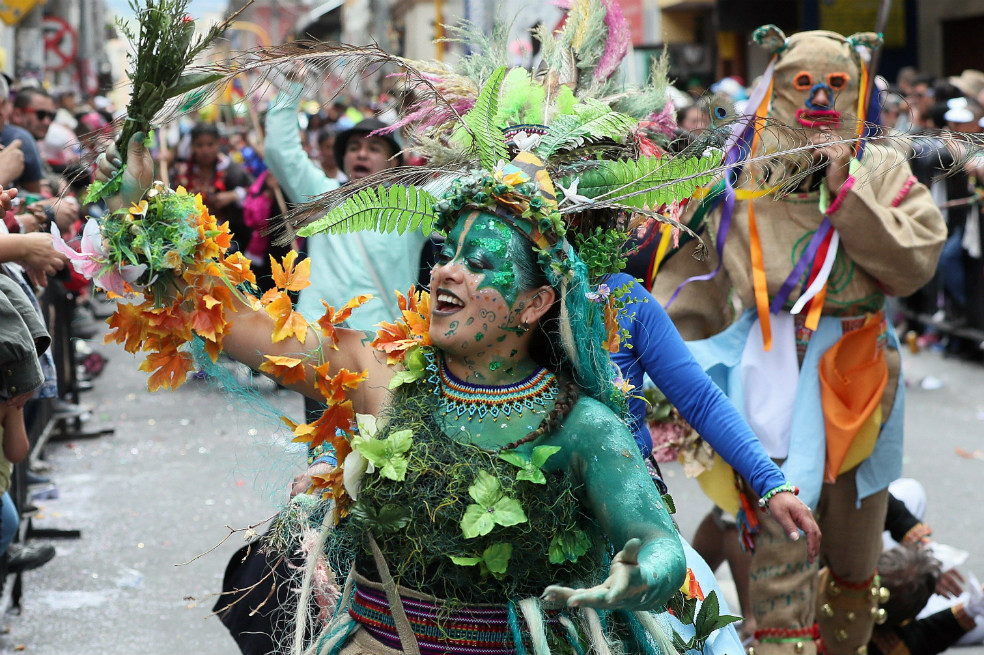 Carnaval de Negros y Blancos entona ritmos andinos para cantarle a la tierra