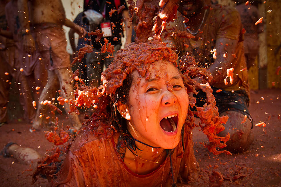 La fiesta «tomatina» y un gato en la final de atletismo en los Juegos Africanos en las mejores fotos de la semana