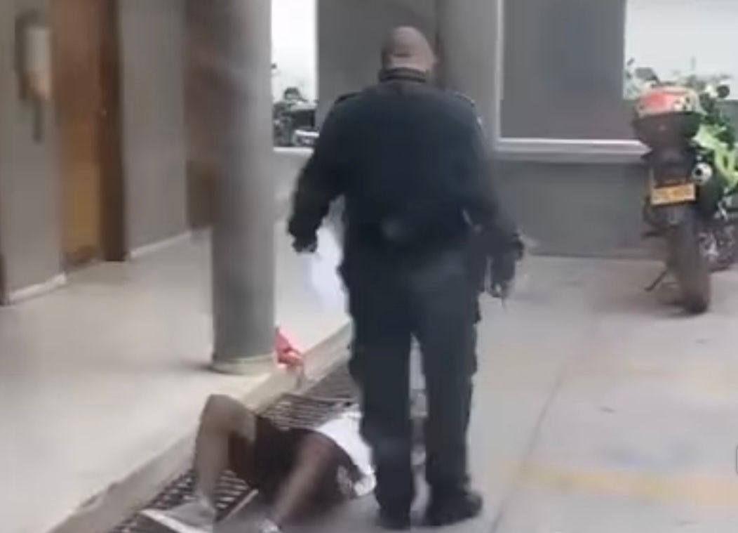 Agente de la Policía Nacional, identificado como el intendente Loasby Yarud Suaza Gómez, fue grabado agrediendo violentamente a un detenido en la estación de Policía de Malambo, Atlántico.