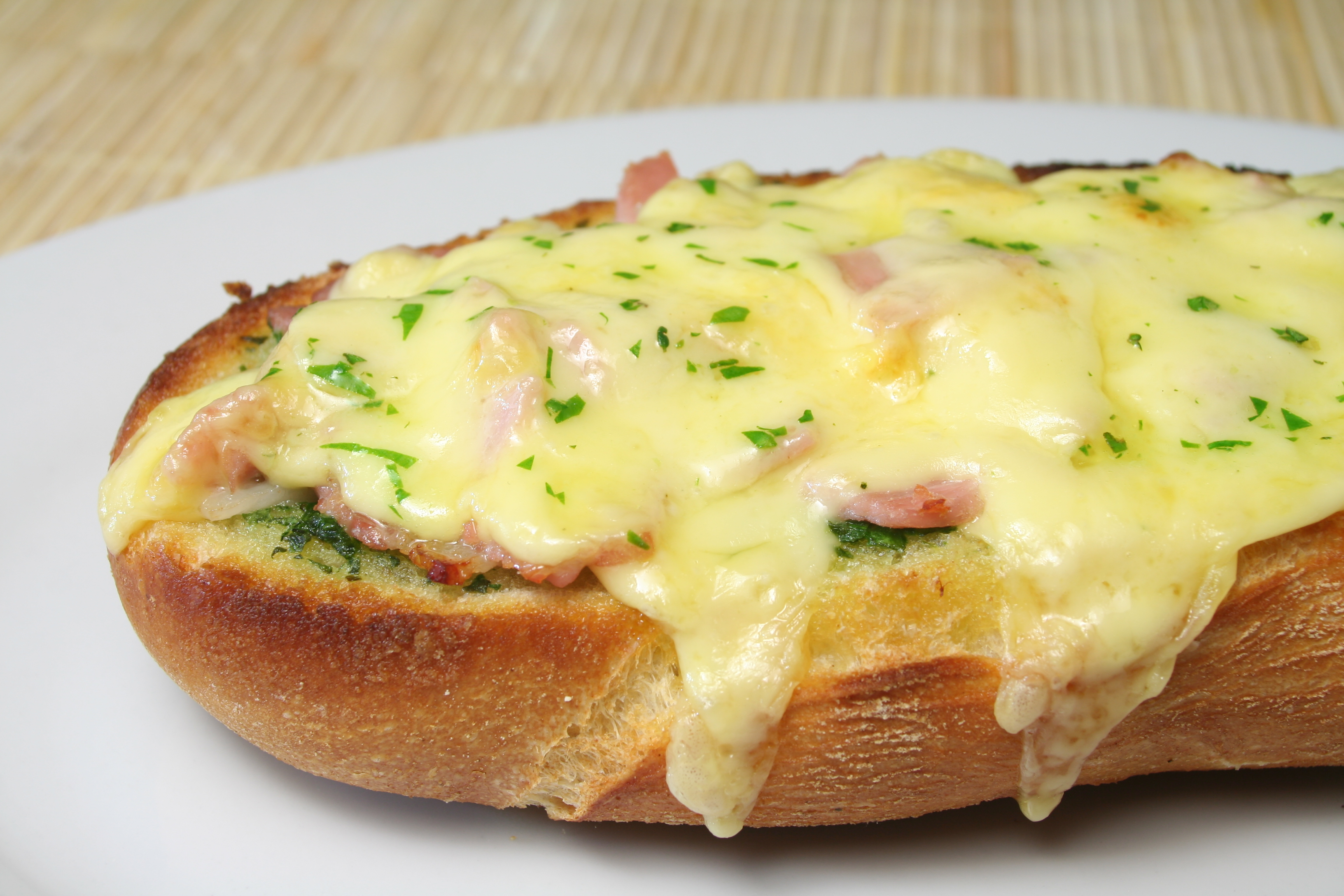 Sándwich gratinado de pollo con champiñones