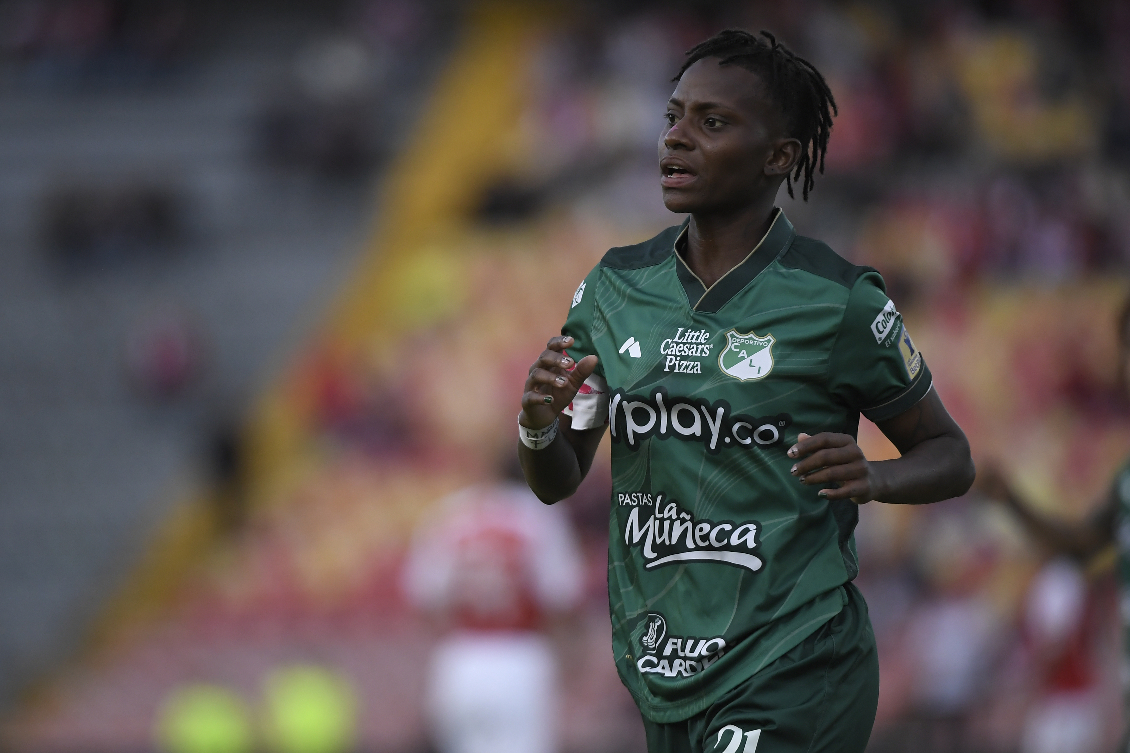Defensa del Deportivo Cali en el partido de ida ante Santa Fe, por la final de la Liga Femenina BetPlay Dimayor 2025.