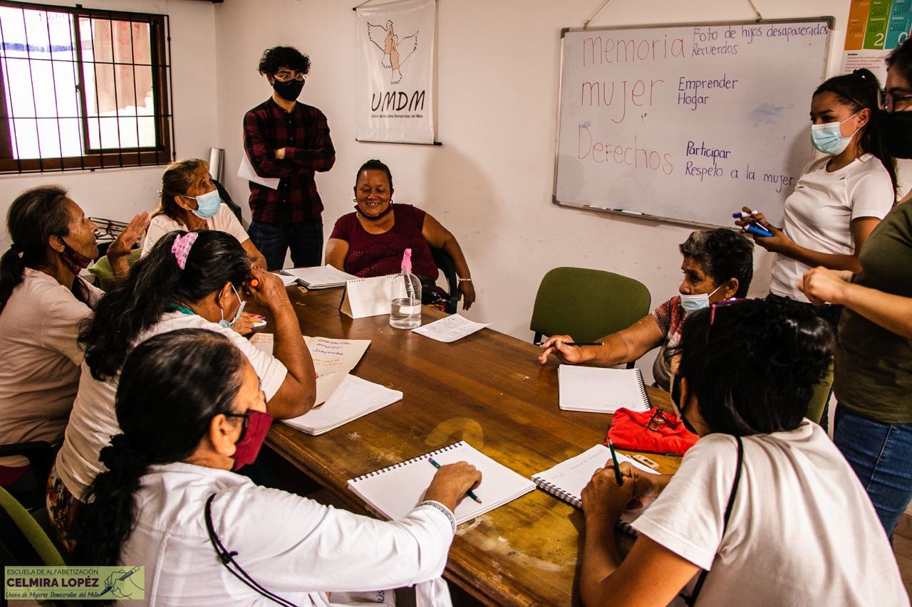 La Escuela Celmira López aporta saberes a un grupo de mujeres que ahora saben lo que significa leer y escribir en tiempos de Internet. / Boris Orjuela Cadena