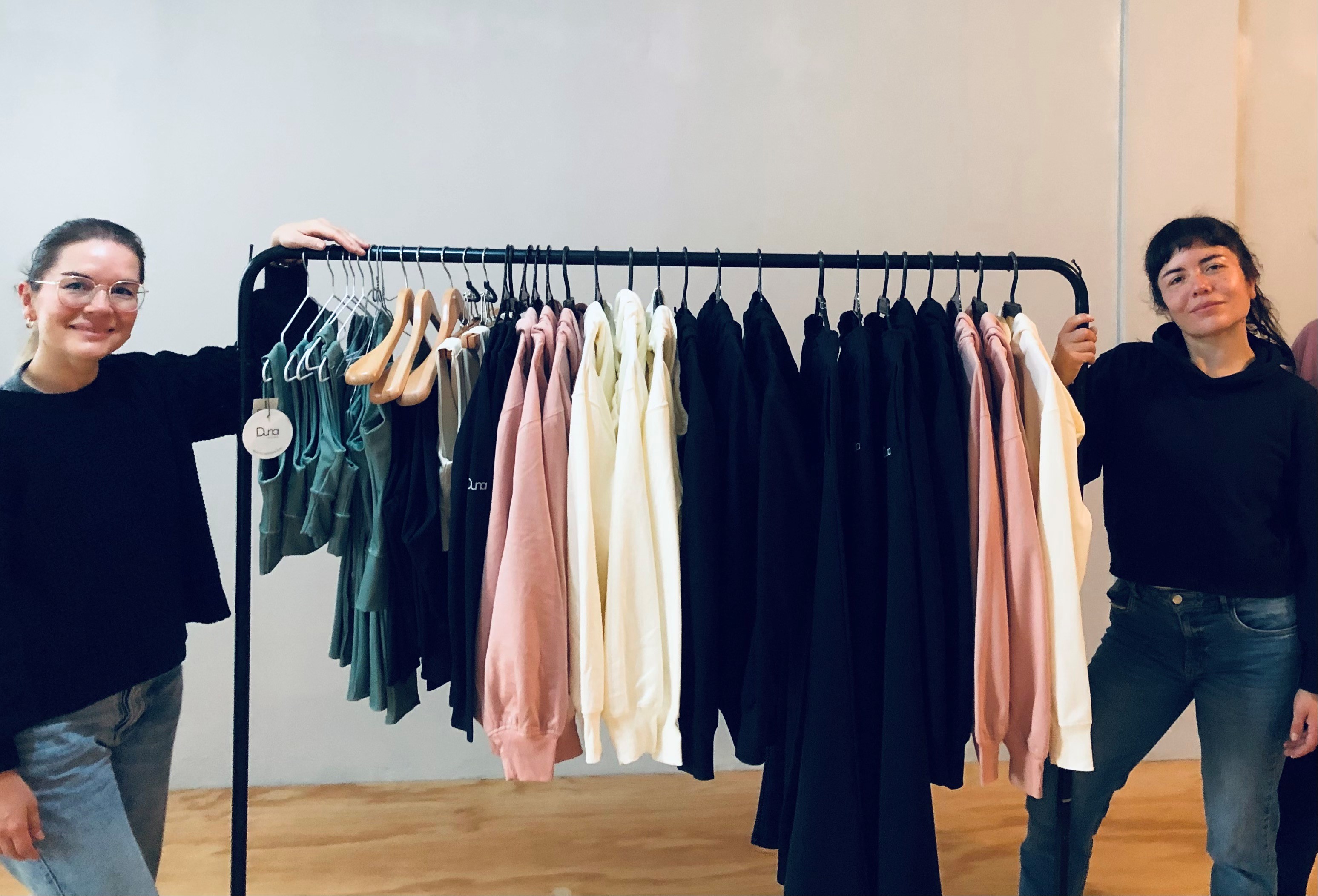 Crearon una marca de ropa elaborada con fibras de poliéster reciclado