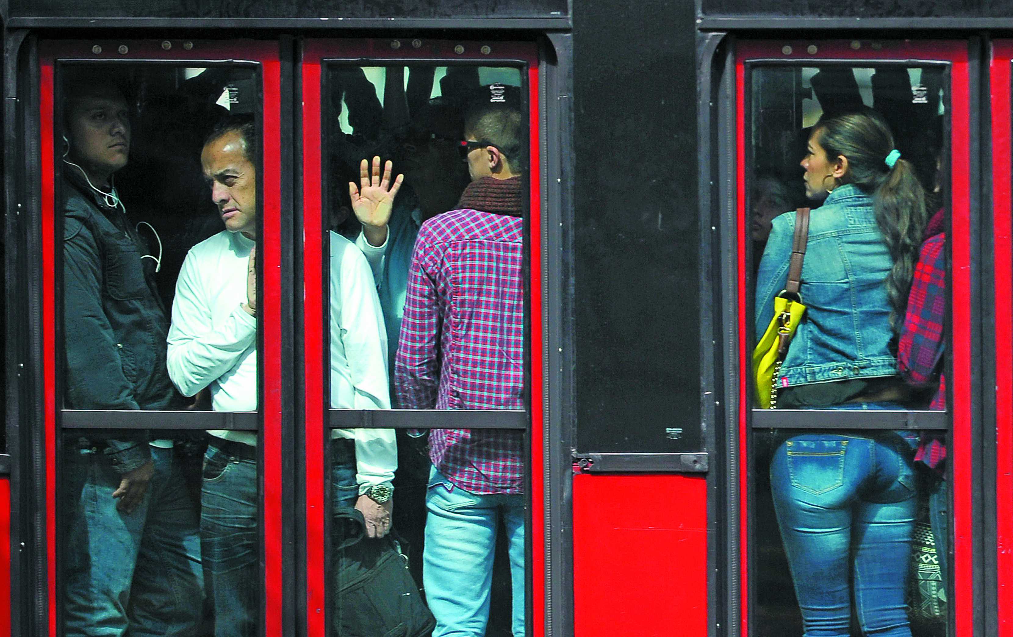 Transmilenio presentó el primer protocolo para proteger a las mujeres del acoso