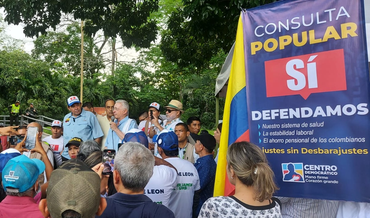 El expresidente Álvaro Uribe ha impulsado la estrategia de recolección de firmas en los municipios.